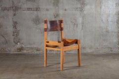 Chaises françaises en chêne avec assise en bandoulière en cuir de Pierre Chapo