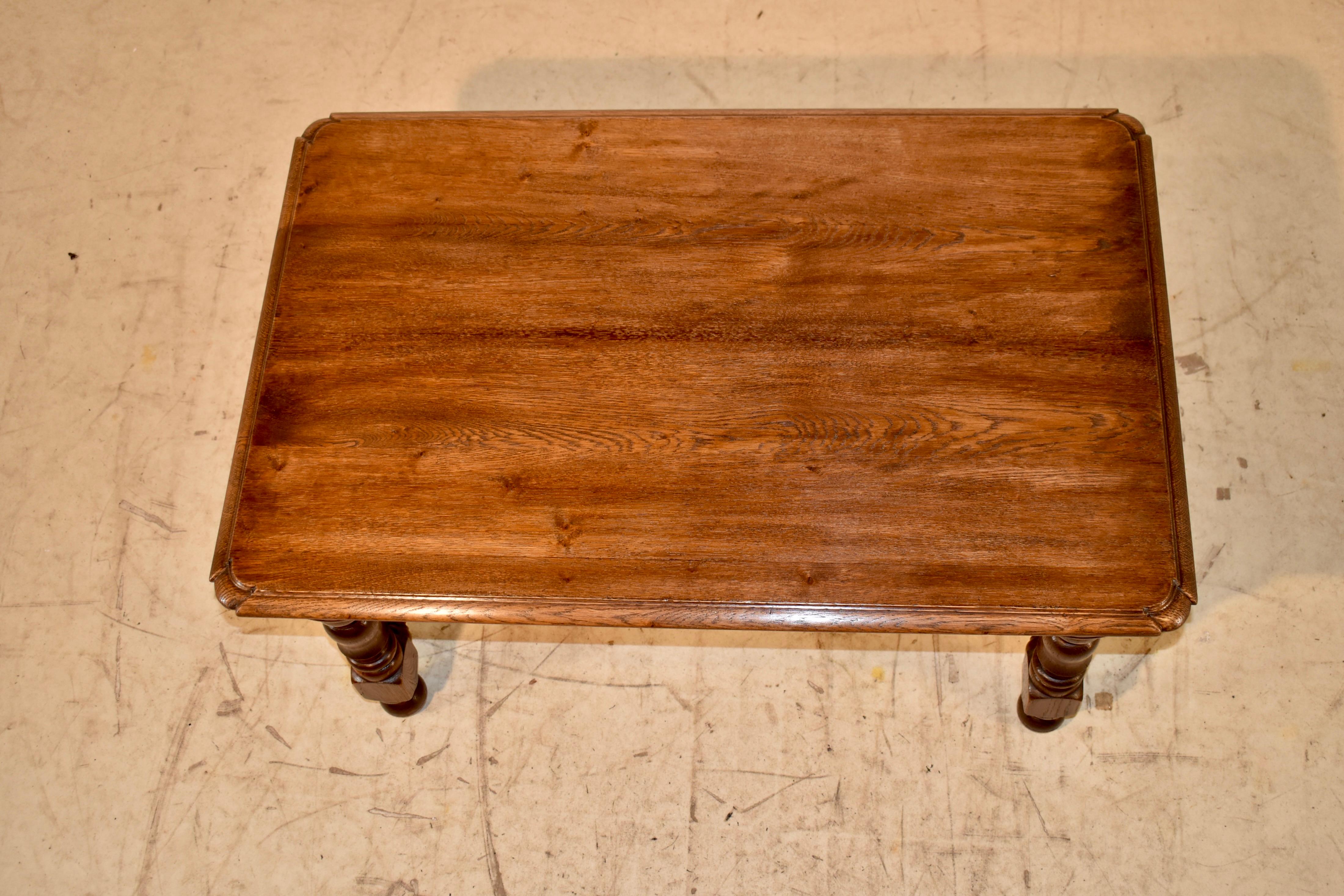 Table basse française en chêne, vers 1900 en vente 3