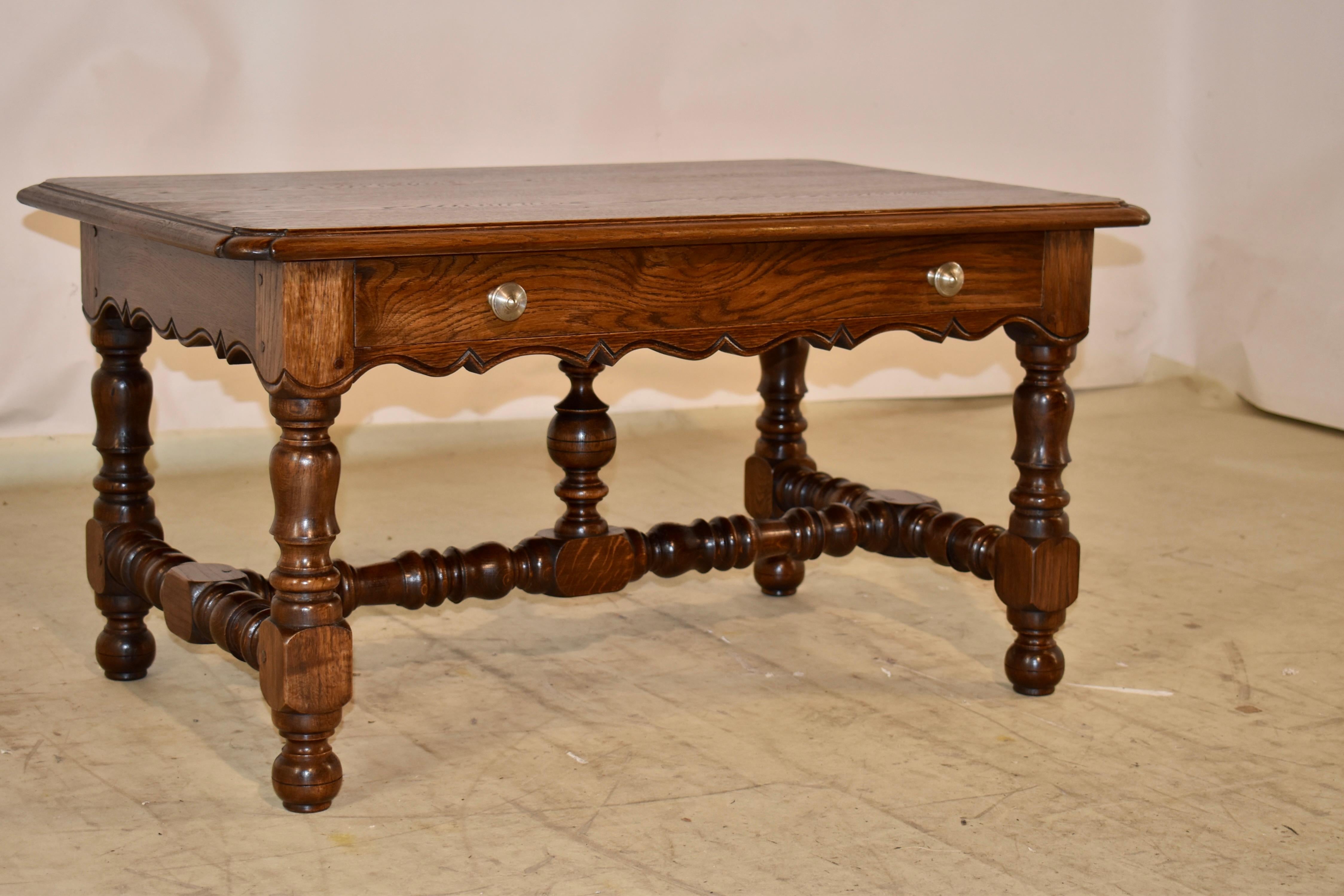 Table basse en chêne de France, circa 1900.  Il s'agit d'une conception magnifiquement exécutée.  Le plateau a des coins crantés qui sont également biseautés et un plateau merveilleusement grainé.  Le plateau descend jusqu'à un tablier simple aux