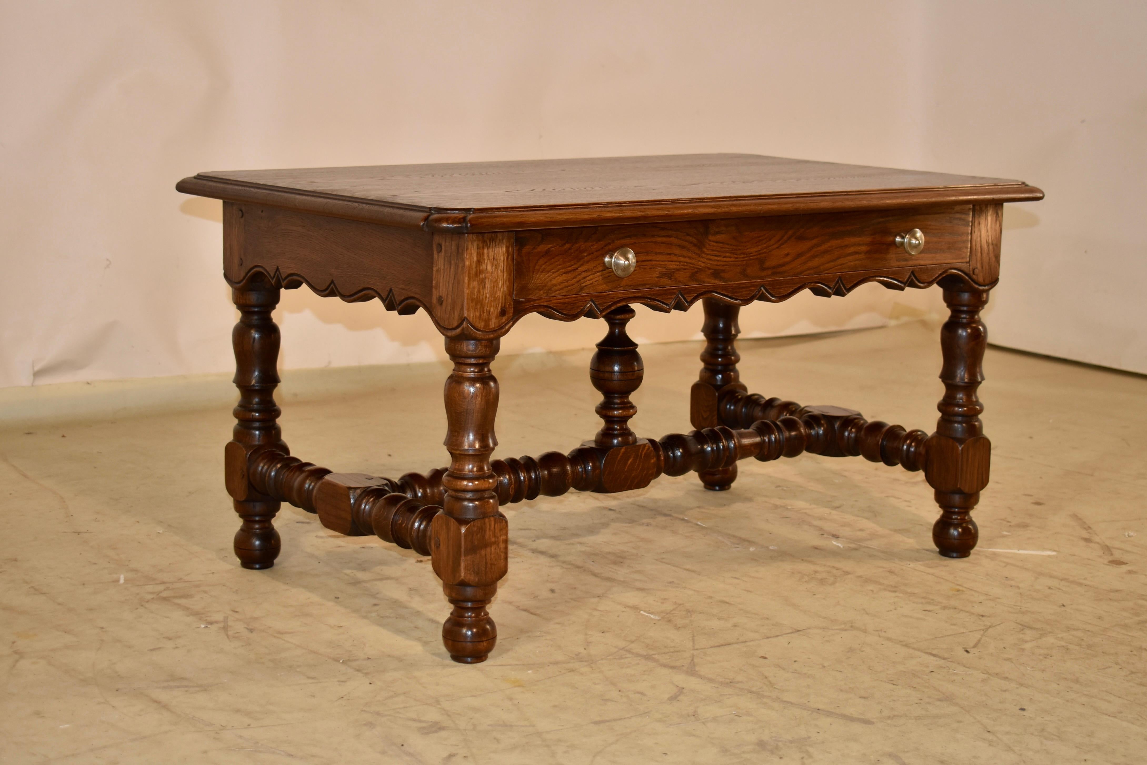 Français Table basse française en chêne, vers 1900 en vente