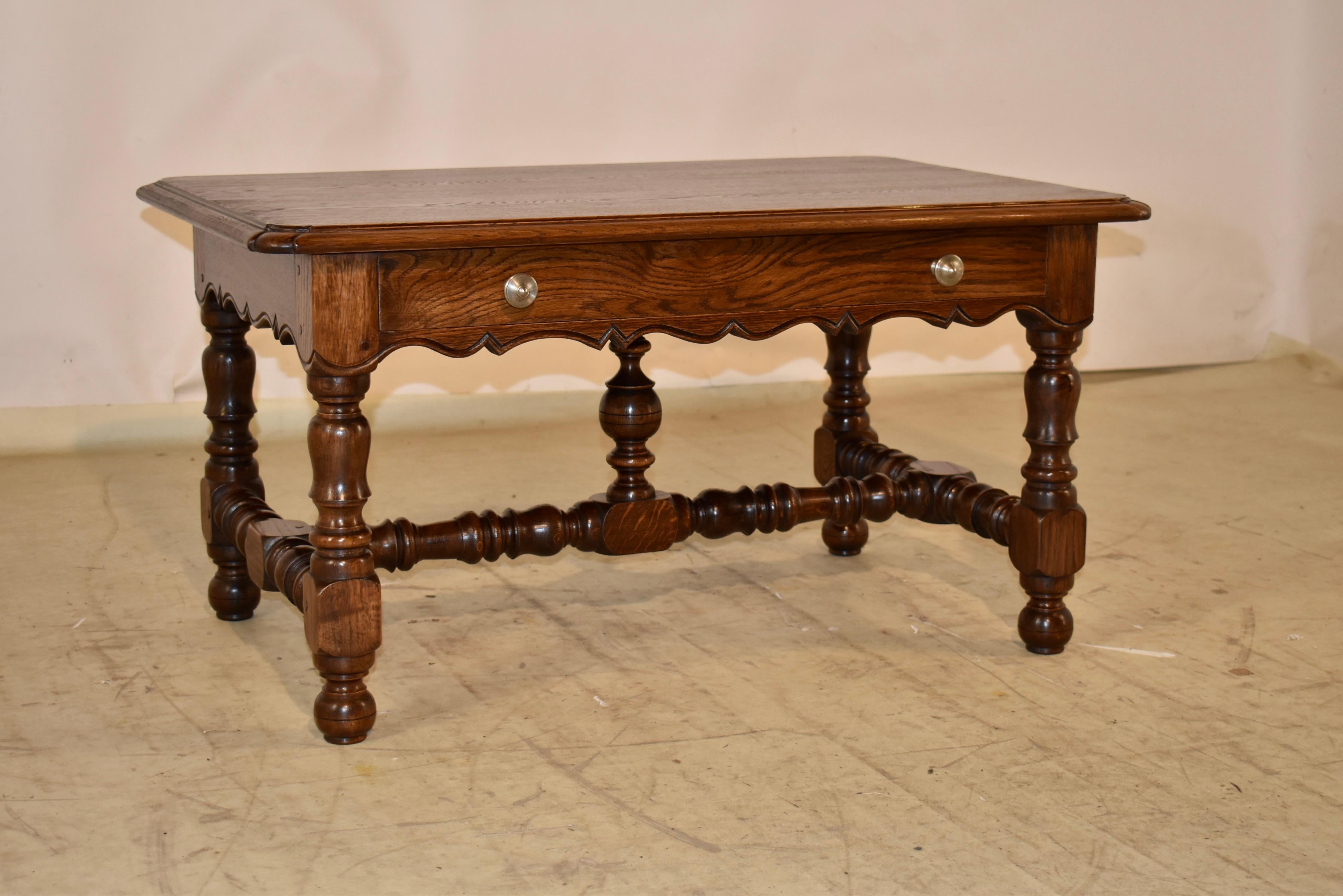 Tourné Table basse française en chêne, vers 1900 en vente