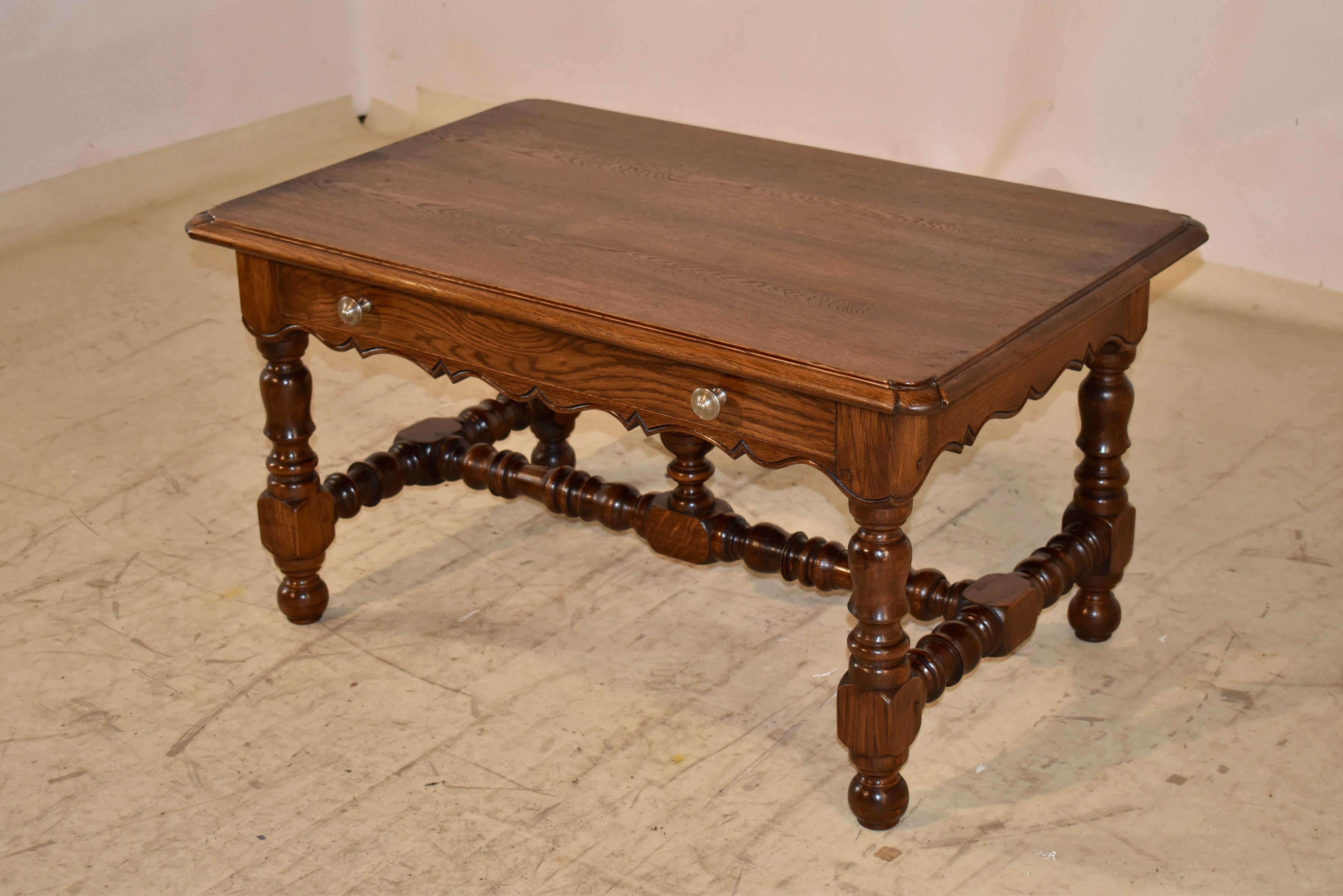 Début du 20ème siècle Table basse française en chêne, vers 1900 en vente