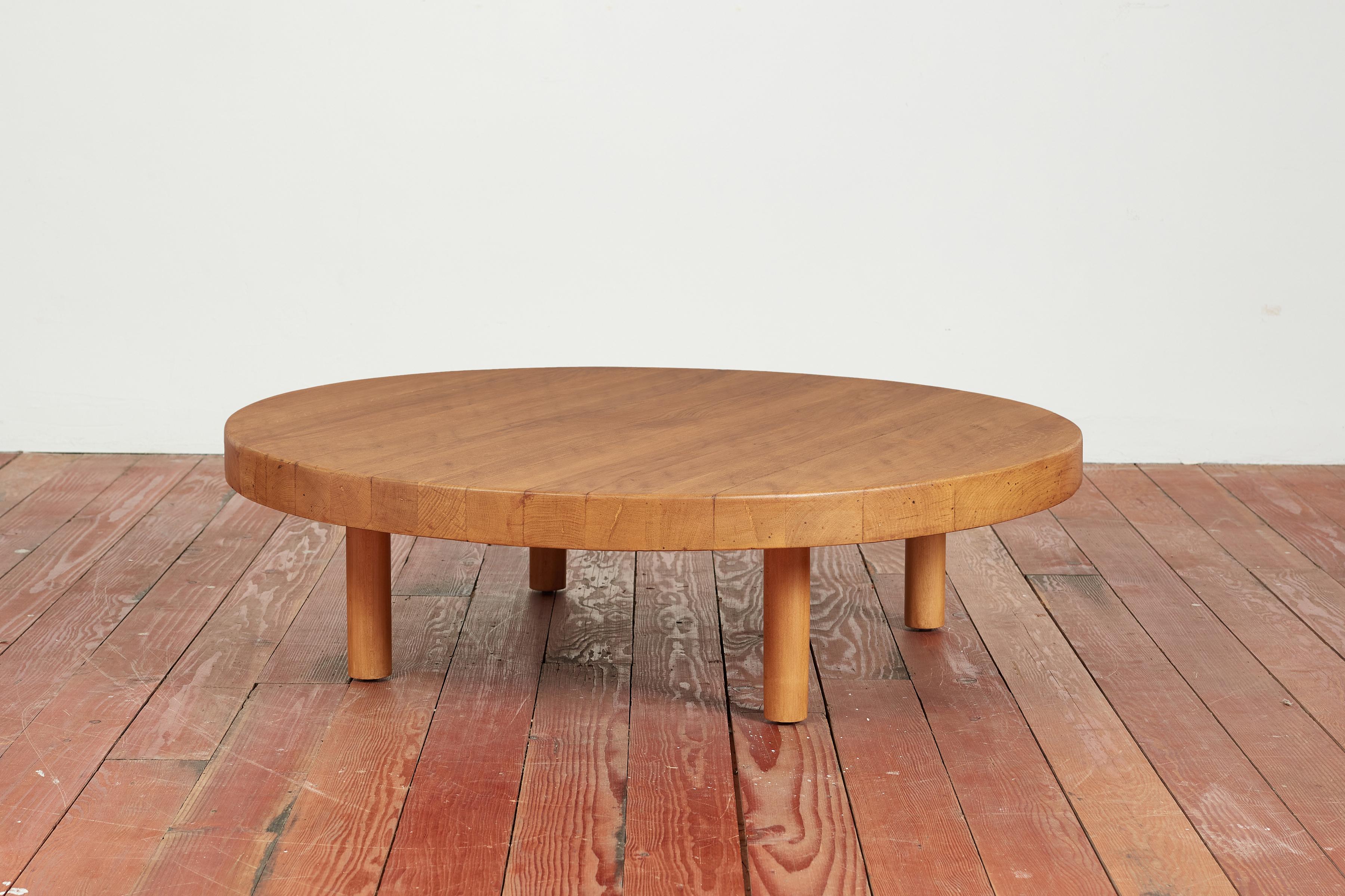 Gorgeous French round oak coffee table with all the right patina in the style of Pierre Chapo. 

Thick oak top with wonderful grain and simple cylinder legs.

France, 1950's