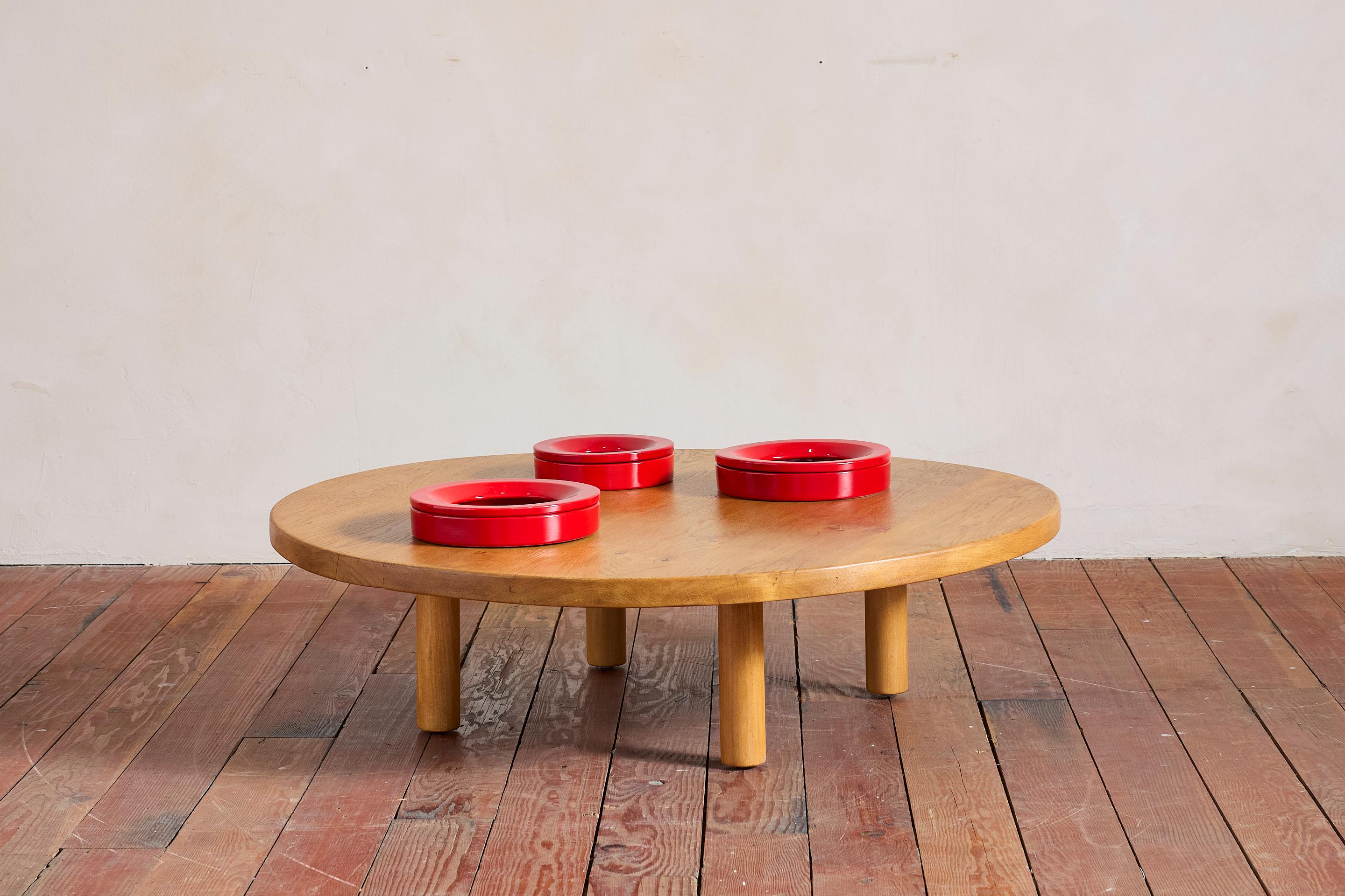 Mesa baja de roble francés mediados del siglo XX en venta