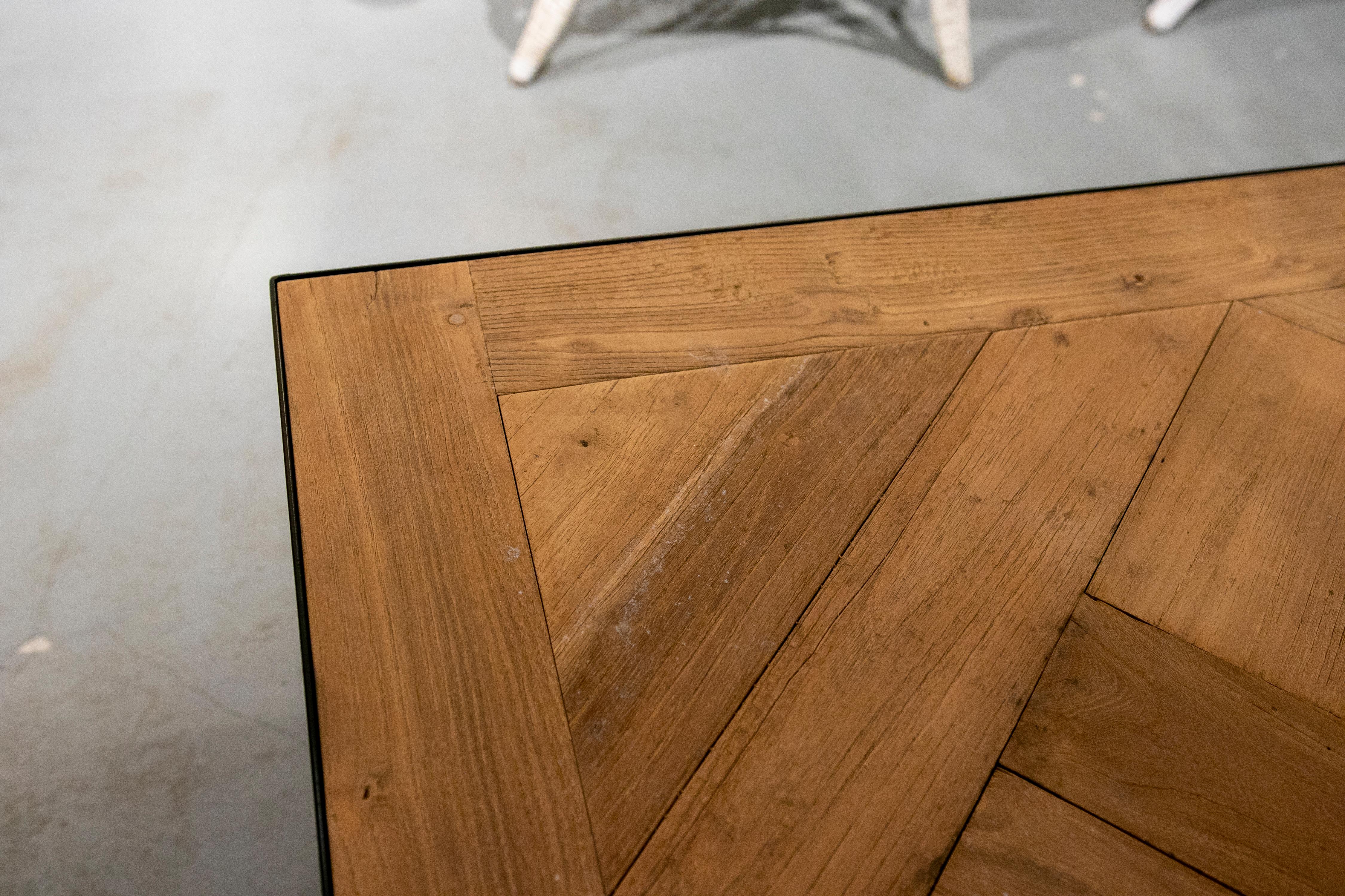 Table basse française avec cadre en fer imitation bambou et plateau de table en chêne français en vente 5