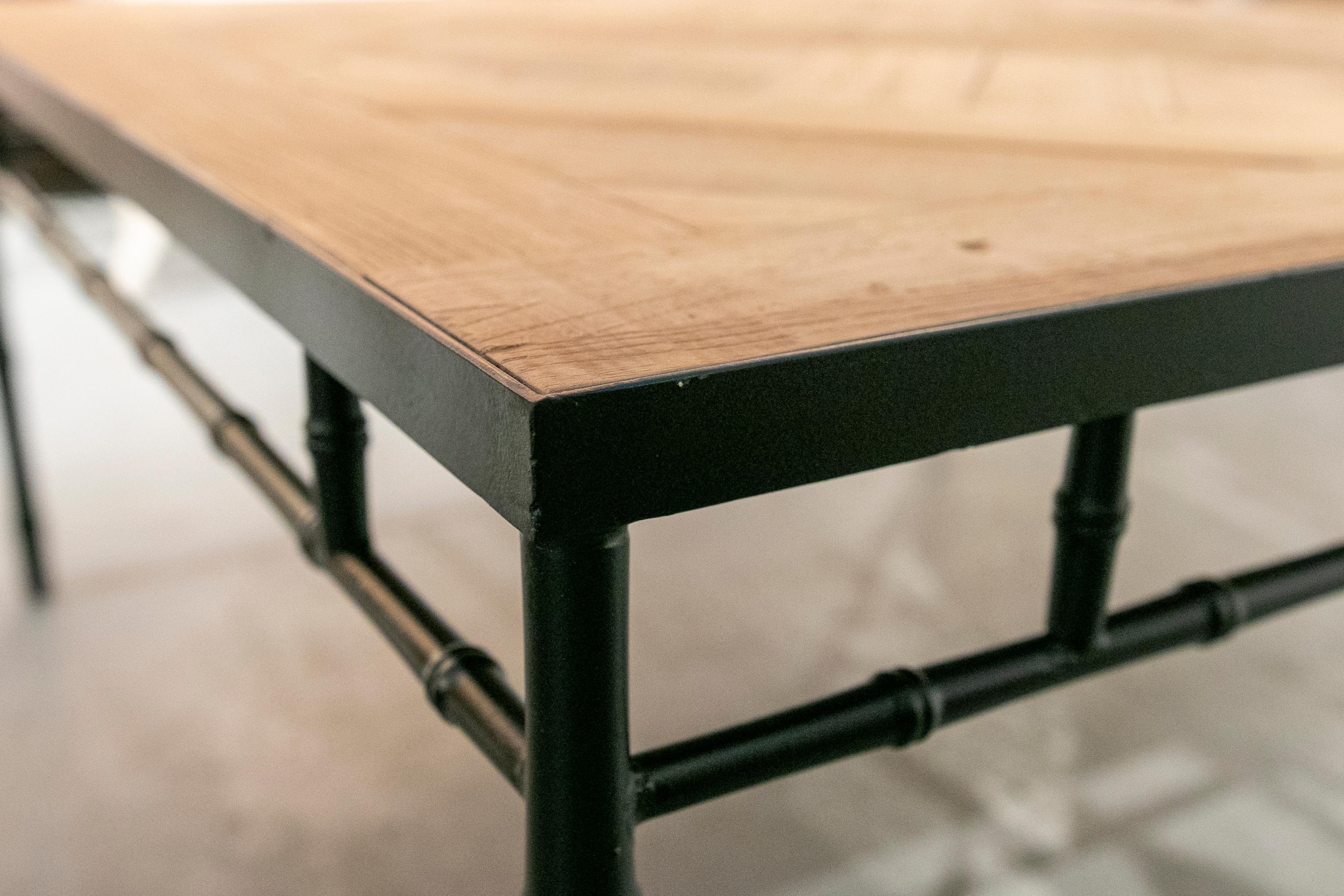 Table basse française avec cadre en fer imitation bambou et plateau de table en chêne français en vente 9