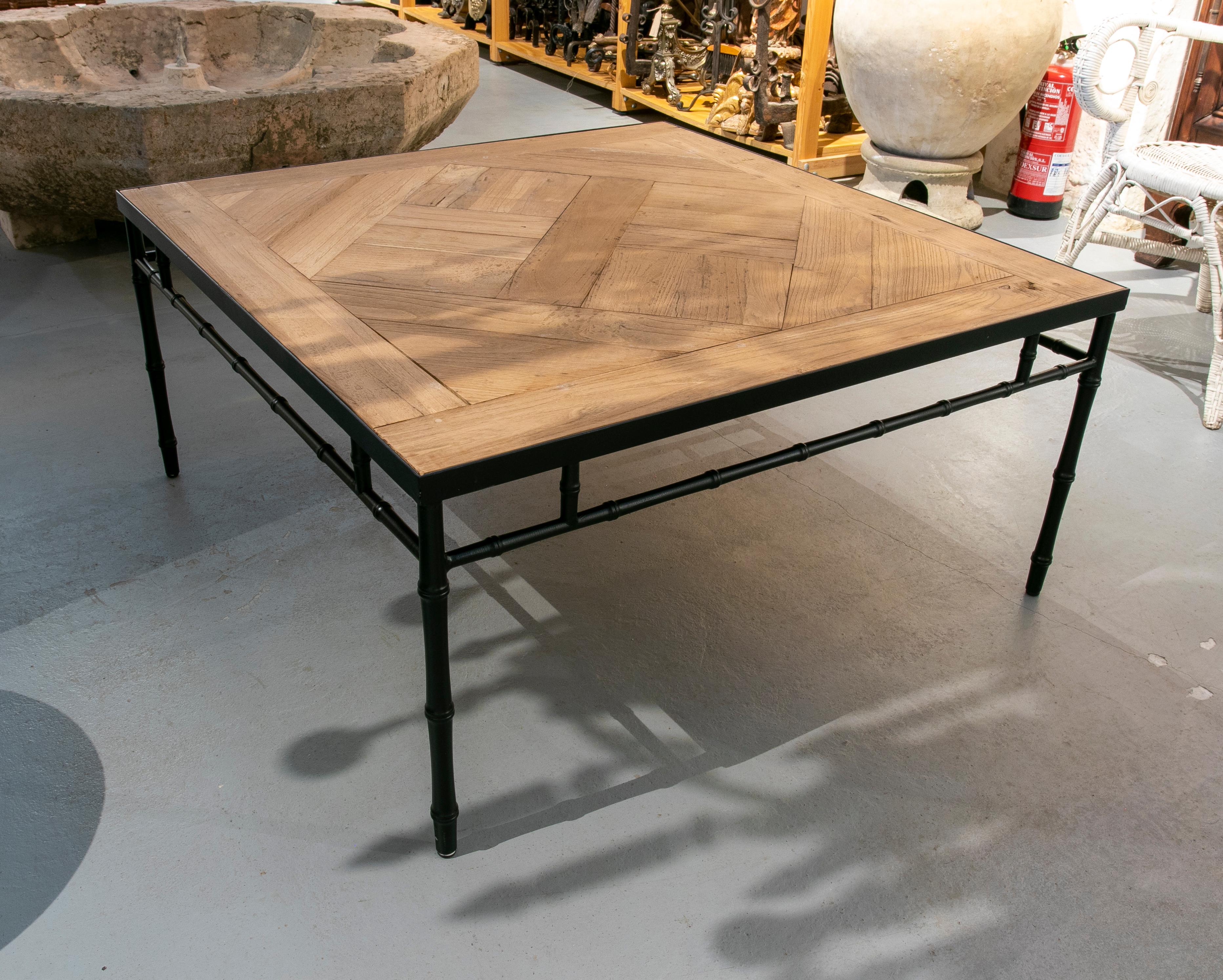 Table basse en chêne français avec structure en bambou imitation fer et plateau en chêne français.