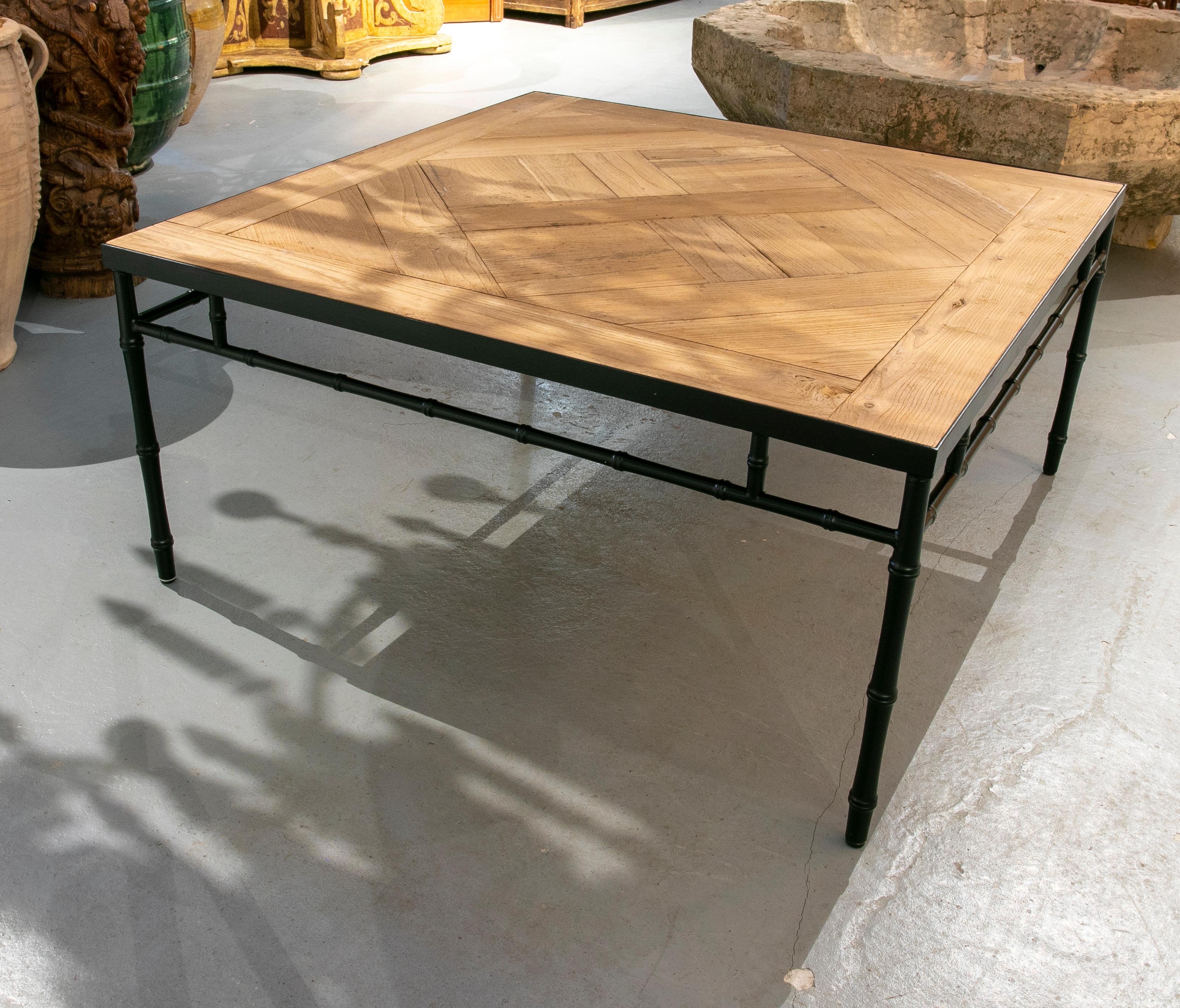 Espagnol Table basse française avec cadre en fer imitation bambou et plateau de table en chêne français en vente