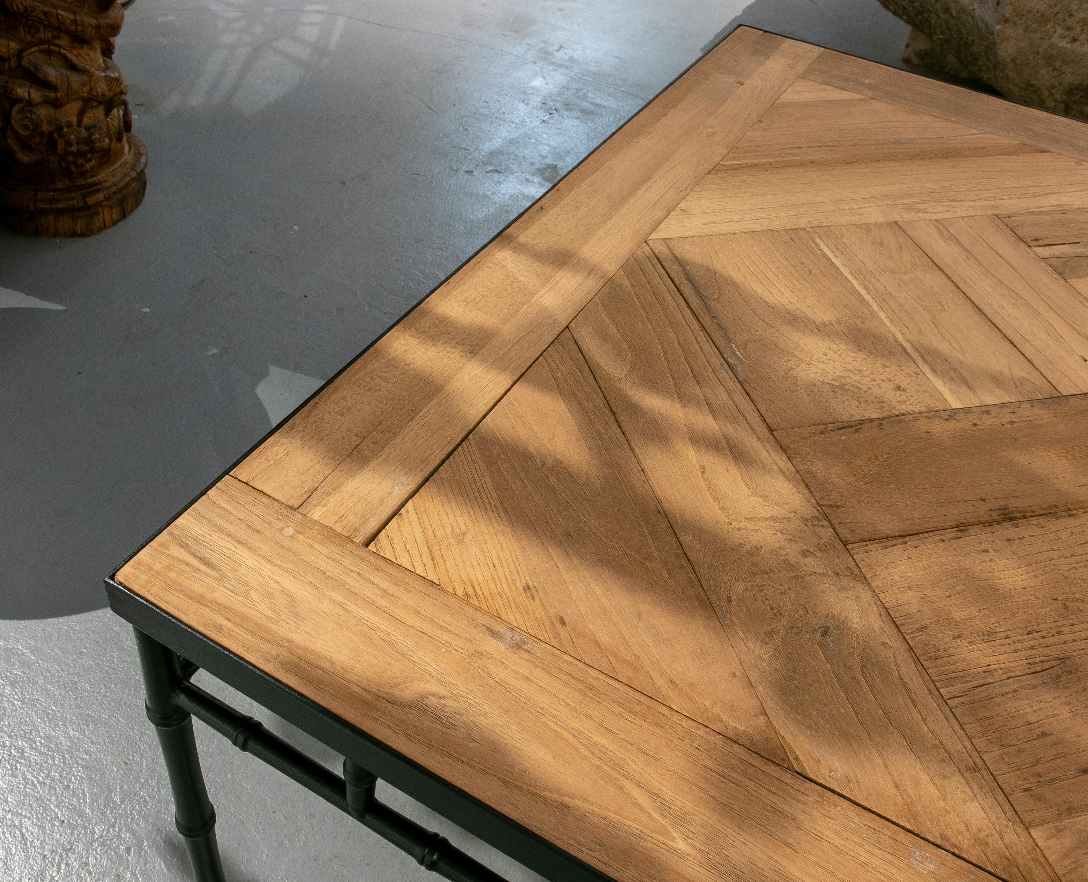 Table basse française avec cadre en fer imitation bambou et plateau de table en chêne français Bon état - En vente à Marbella, ES