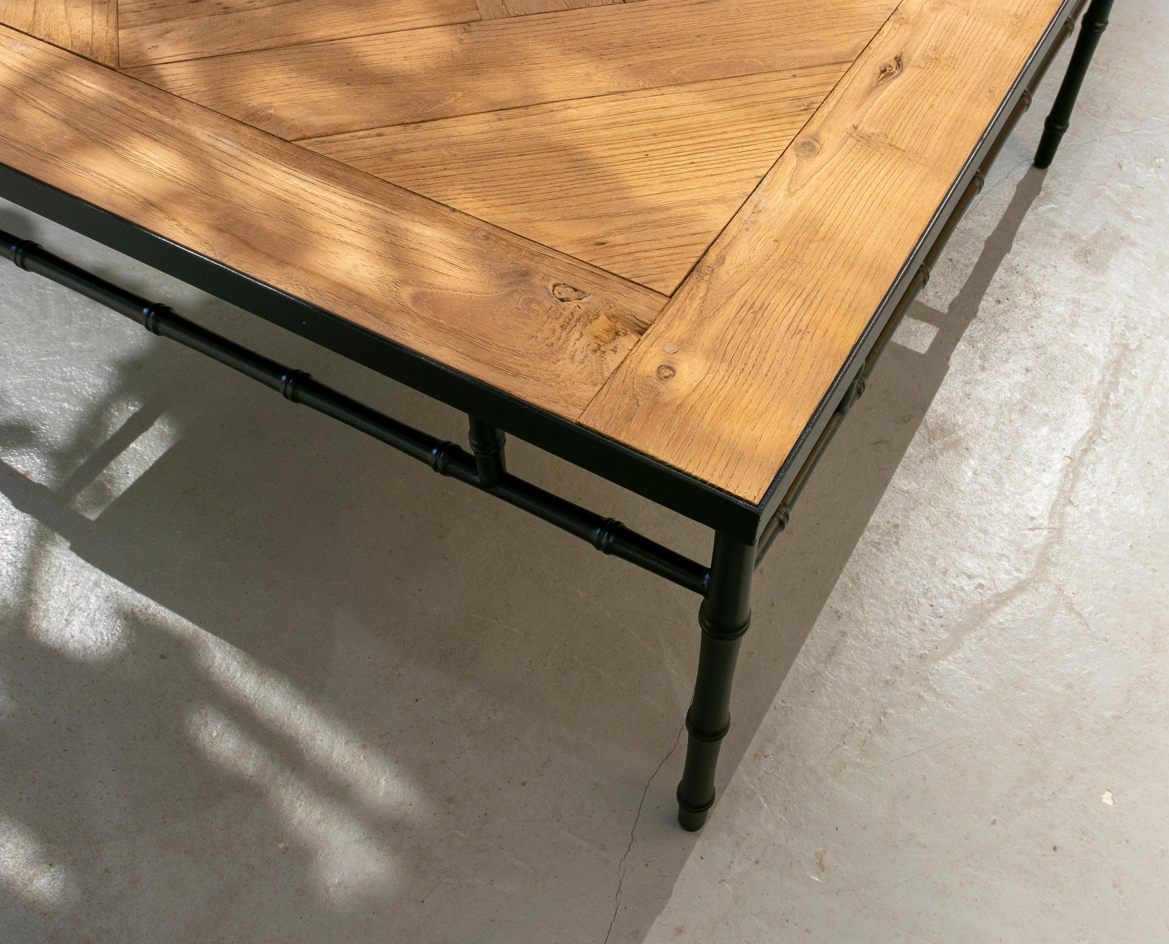 20ième siècle Table basse française avec cadre en fer imitation bambou et plateau de table en chêne français en vente