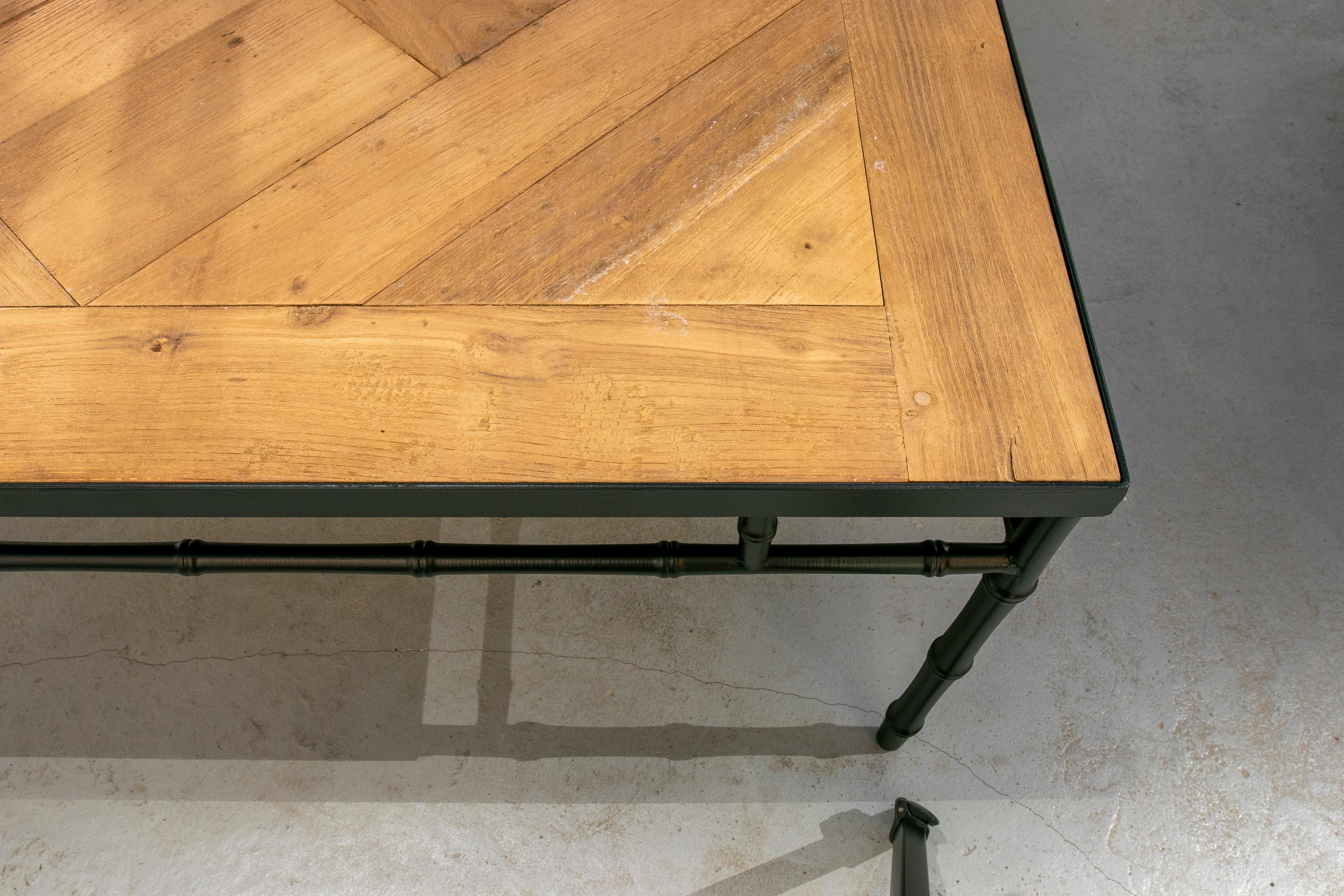 Fer Table basse française avec cadre en fer imitation bambou et plateau de table en chêne français en vente