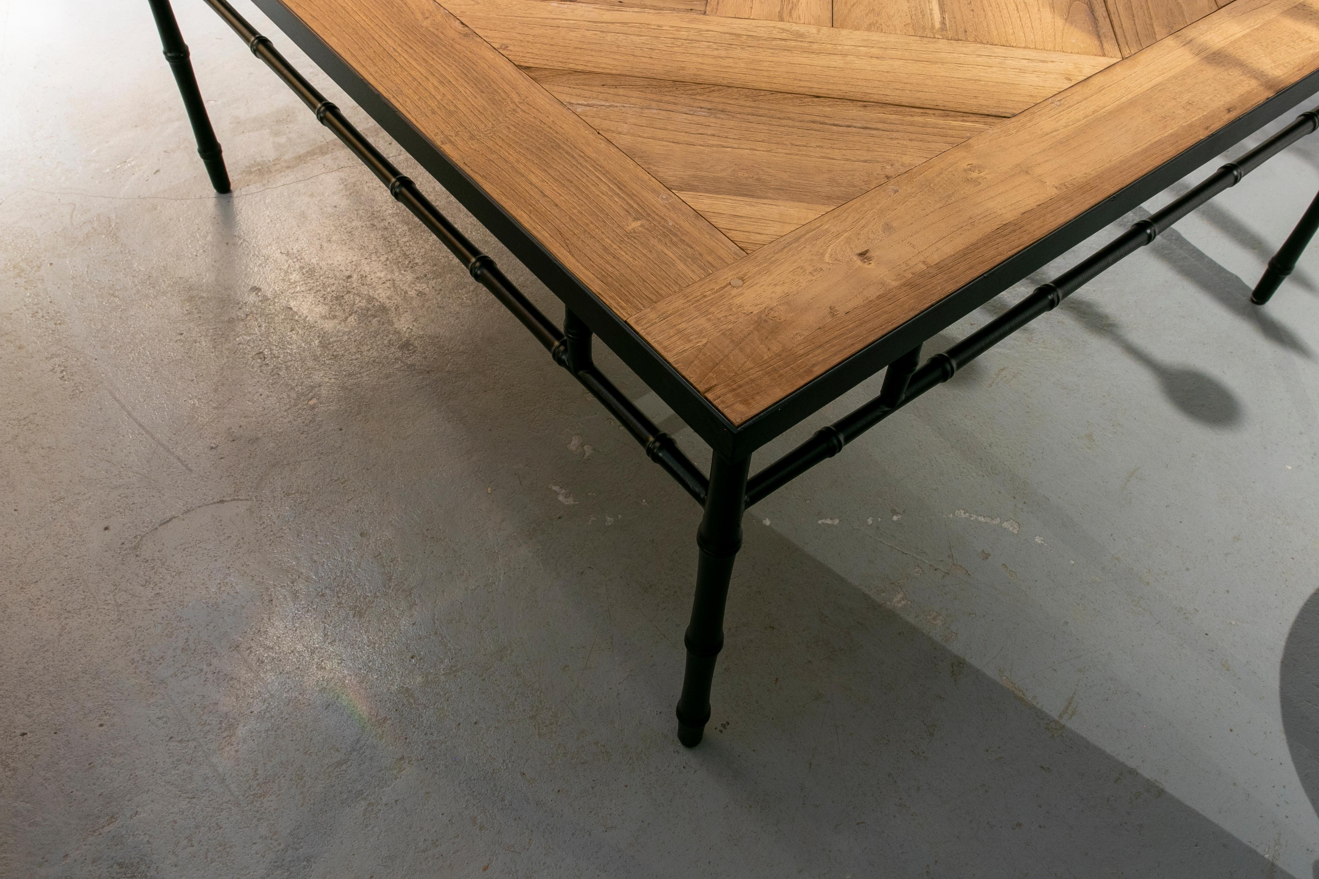 Table basse française avec cadre en fer imitation bambou et plateau de table en chêne français en vente 1