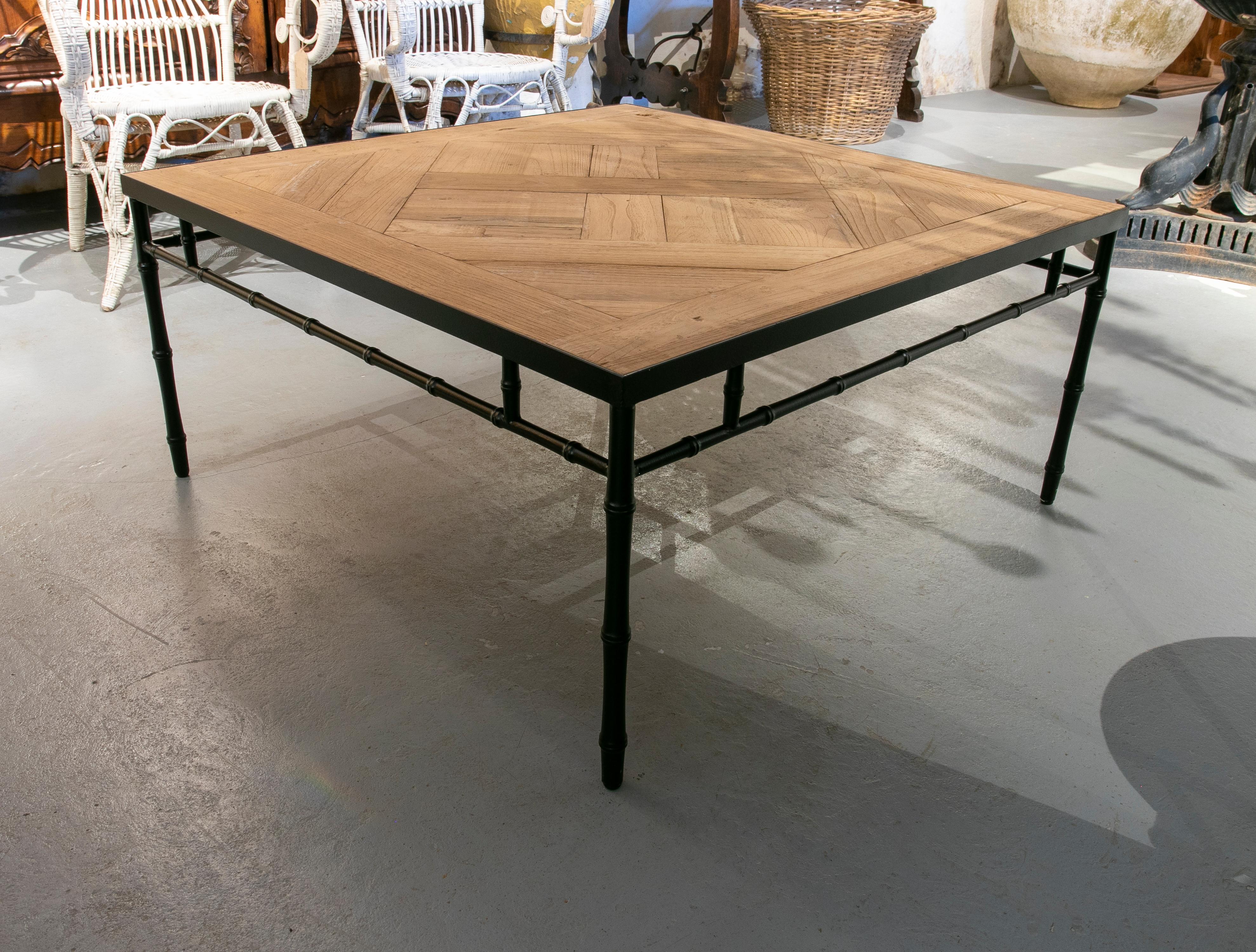 Mesa baja de roble francés con estructura de hierro imitación bambú y tablero de roble francés en venta 3