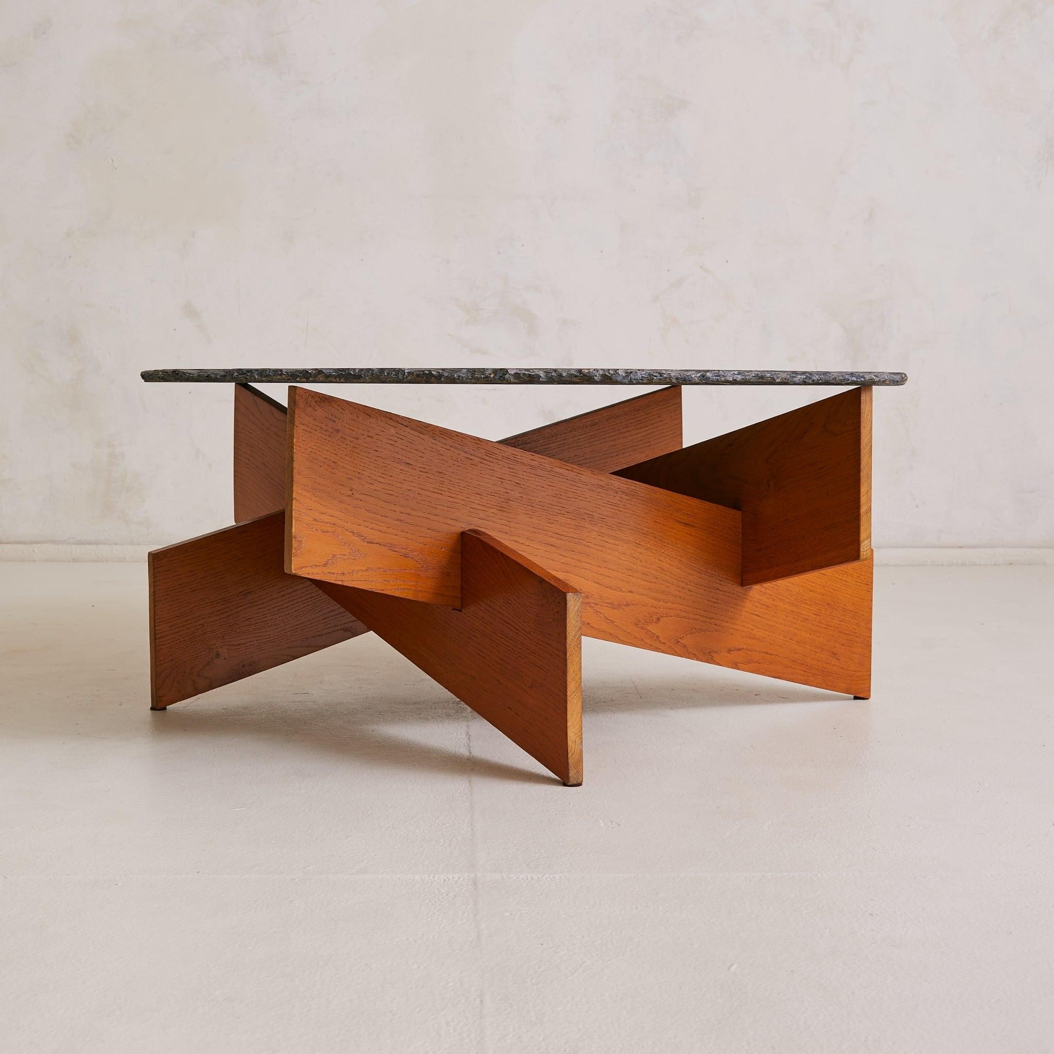 French Oak Coffee Table with Round Slate Top, 1970s Bon état - En vente à Chicago, IL