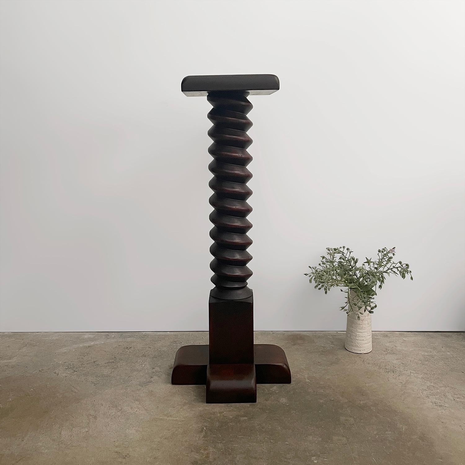 Piedistallo cavatappi in Oak francese nello stile di Dudouyt
Francia, metà secolo
Pezzo artigianale fatto a mano
Impressionante piano d'appoggio quadrato in legno con bordi arrotondati
Wood Wood ha un piedistallo in legno tornito che conduce a un