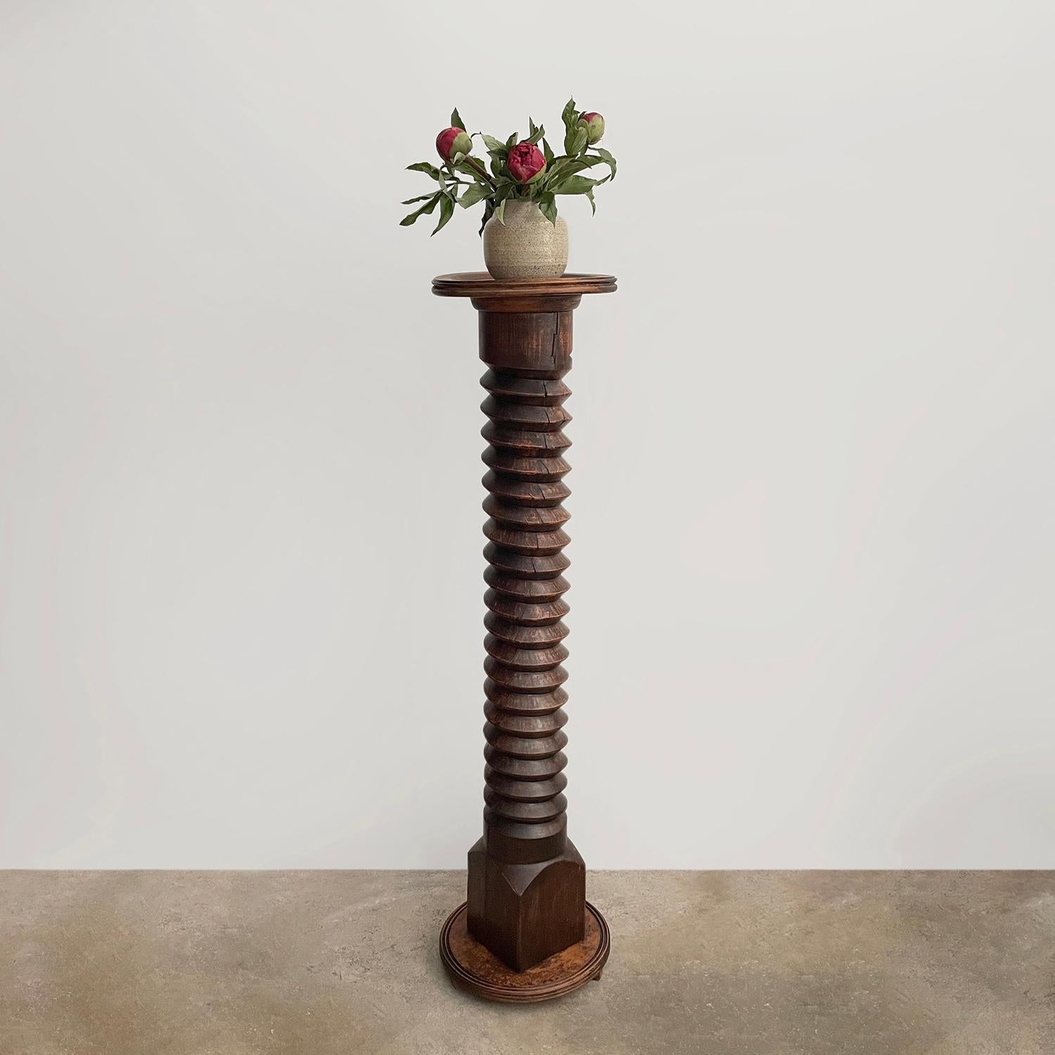 Piedistallo cavatappi in Oak francese nello stile di Dudouyt
Francia, metà secolo 
Pezzo artigianale fatto a mano
Piano del tavolo scolpito in massello di Oak
Wood Wood ha un piedistallo in legno tornito che conduce a un gambo in legno massiccio e