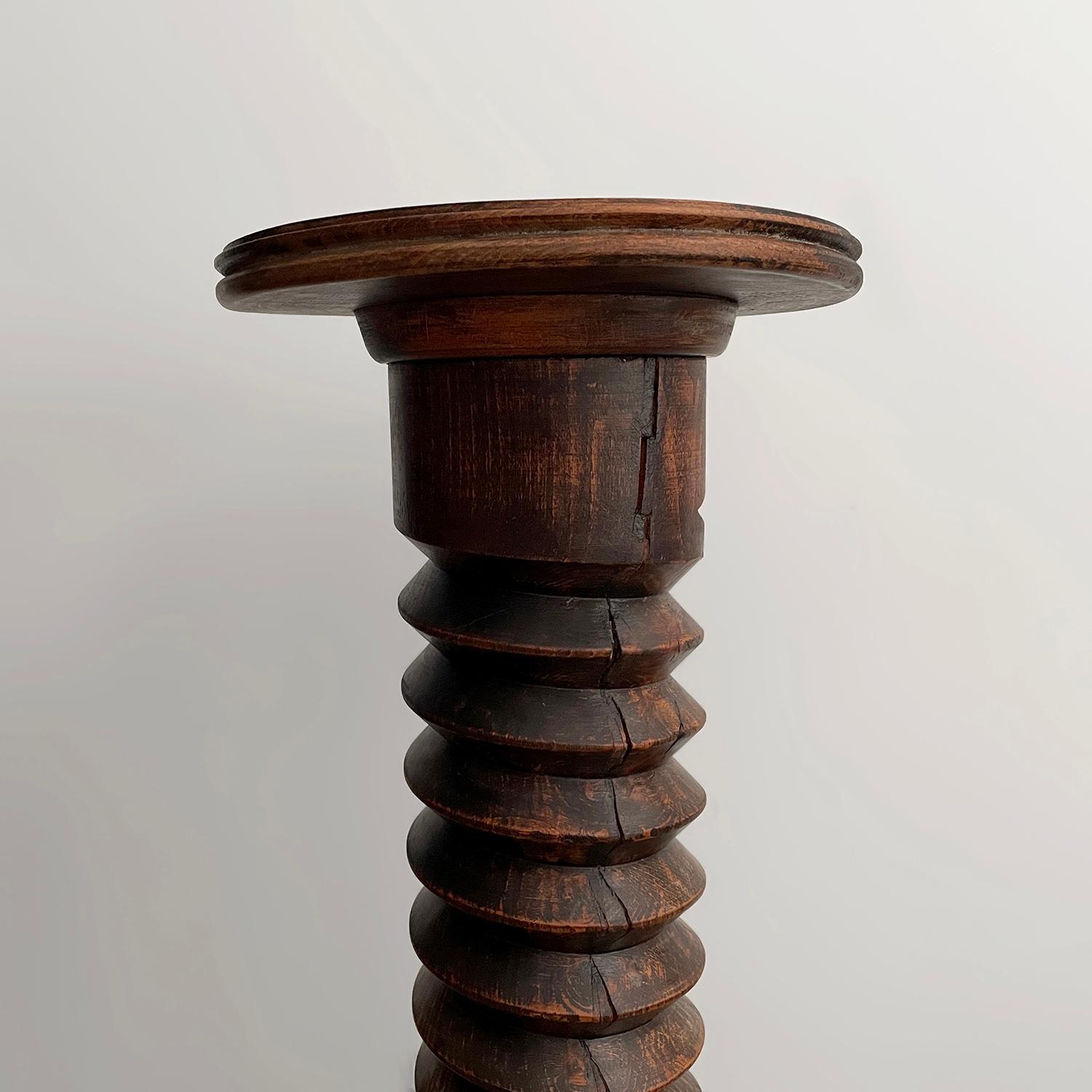 XX secolo Piedistallo cavatappi in Oak francese nello stile di Dudouyt in vendita