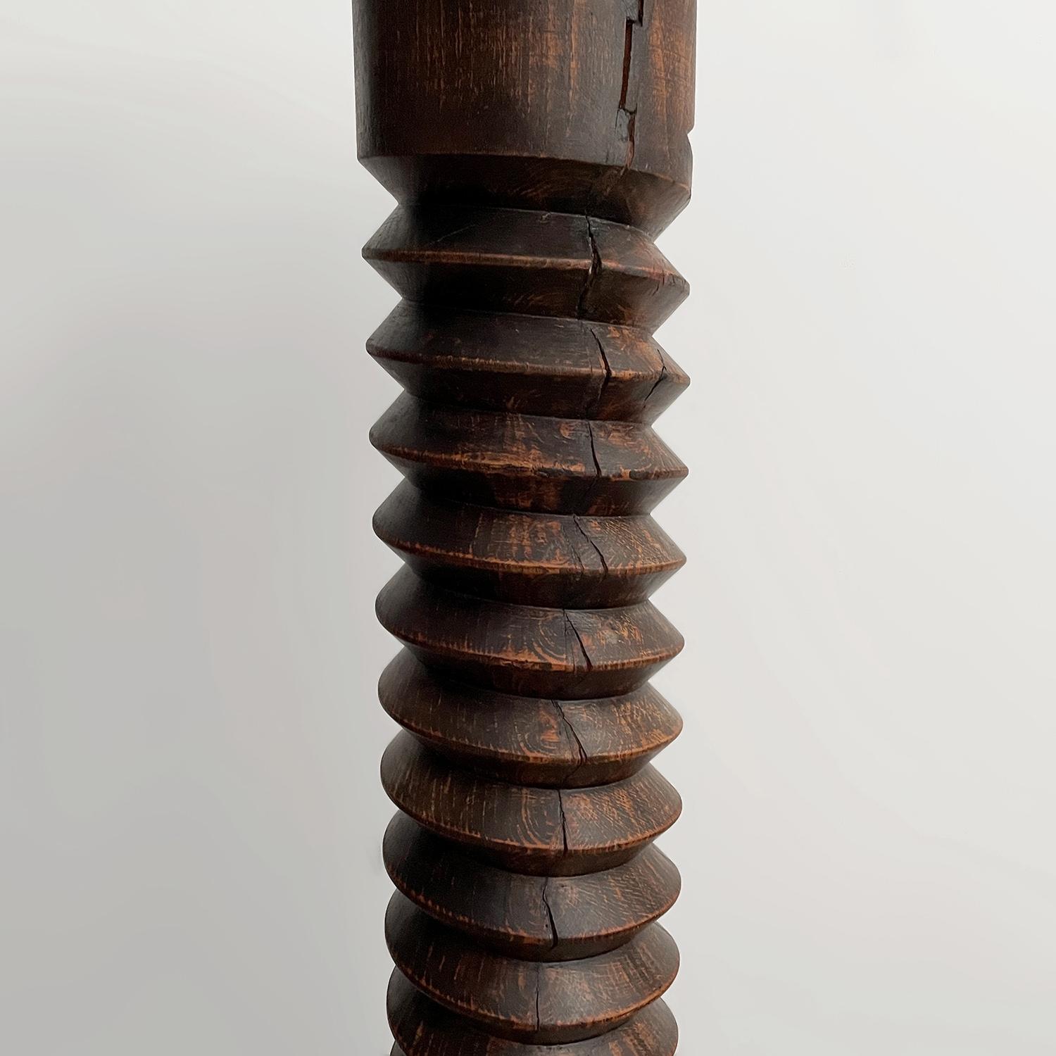 Legno Piedistallo cavatappi in Oak francese nello stile di Dudouyt in vendita
