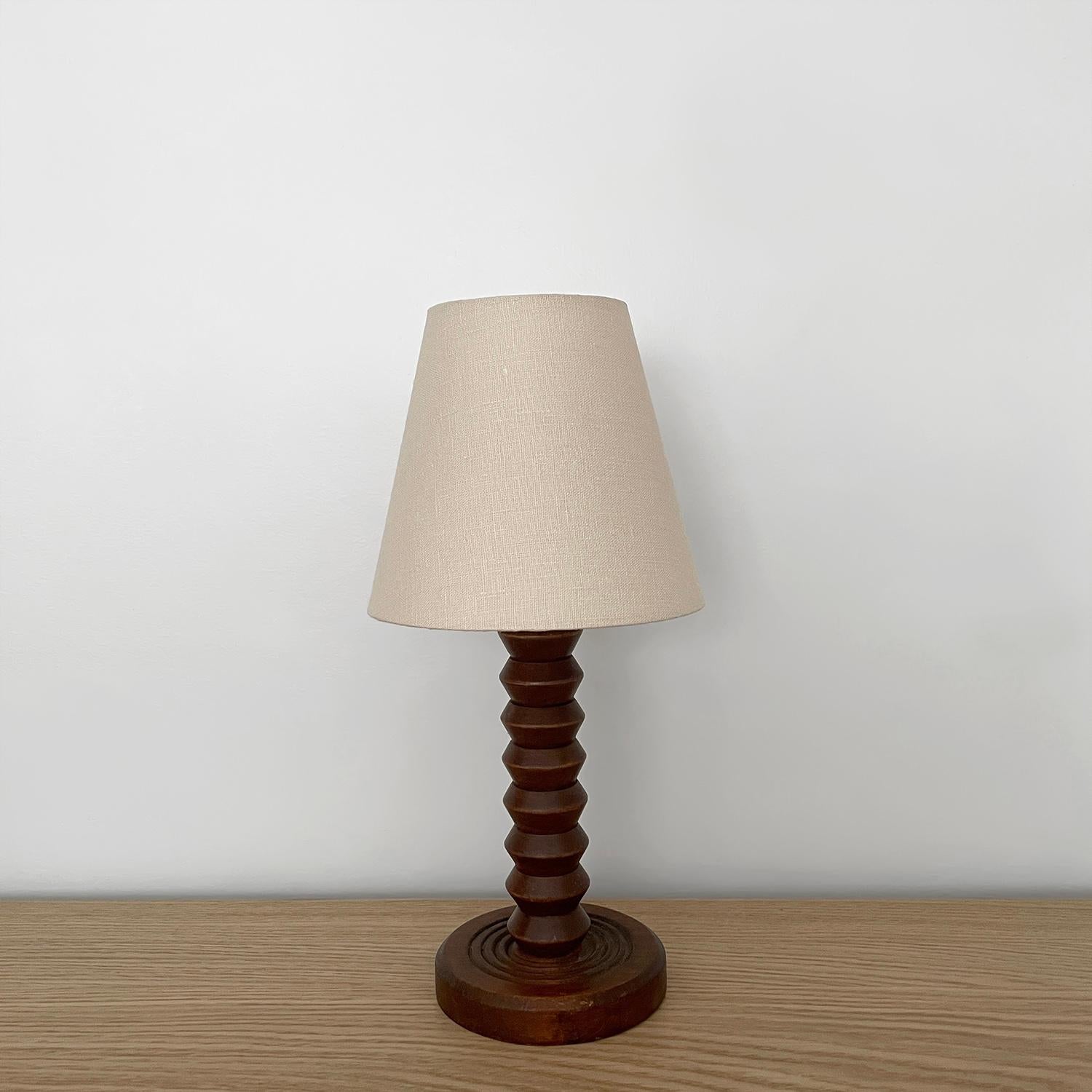 Lampe de table tire-bouchon en chêne français
France, milieu du siècle 
Tige en bois tourné en chêne massif 
Détails rainurés sur le périmètre de la base
Nouvellement reconditionné
Patine d'âge et d'utilisation
Nouveau câblage
Socle candélabre à une