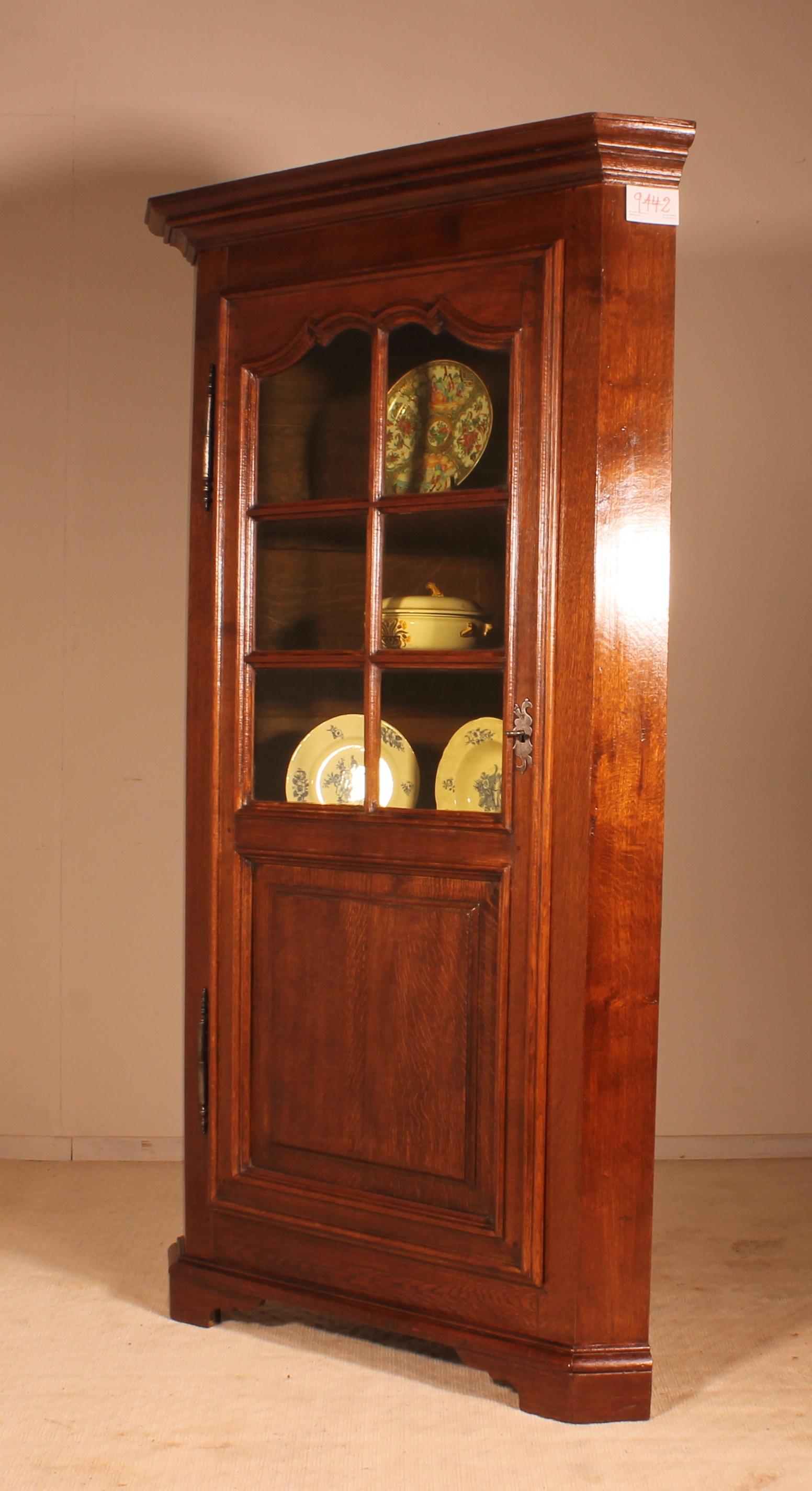 French Oak Corner Cupboard 18 Century Composite In Good Condition For Sale In Brussels, Brussels