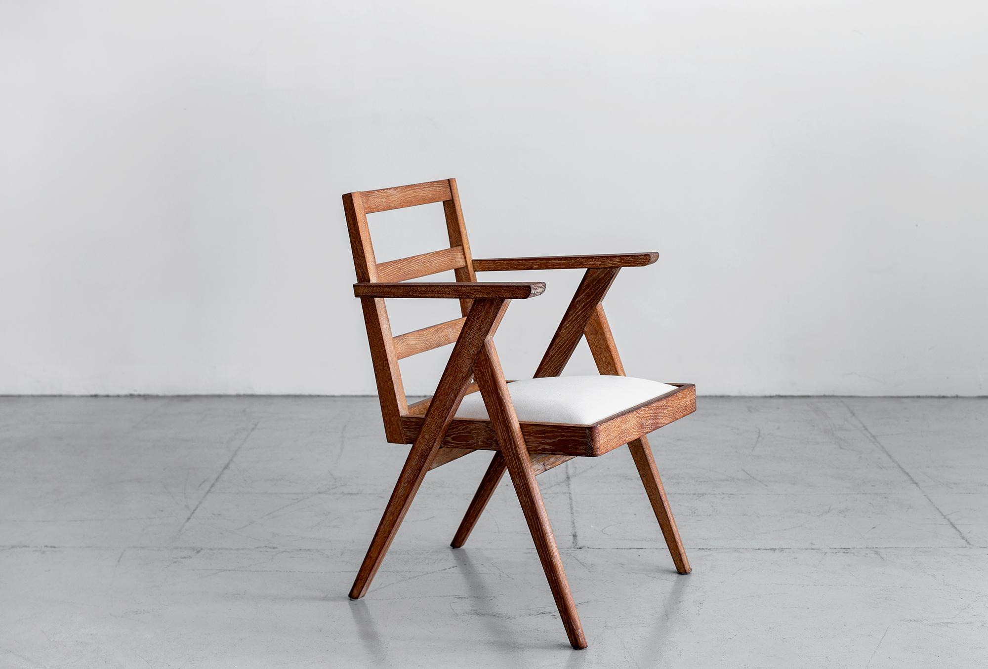 Fantastic set of 6 French oak dining chairs
Angular lines with linen muslin upholstered seat.