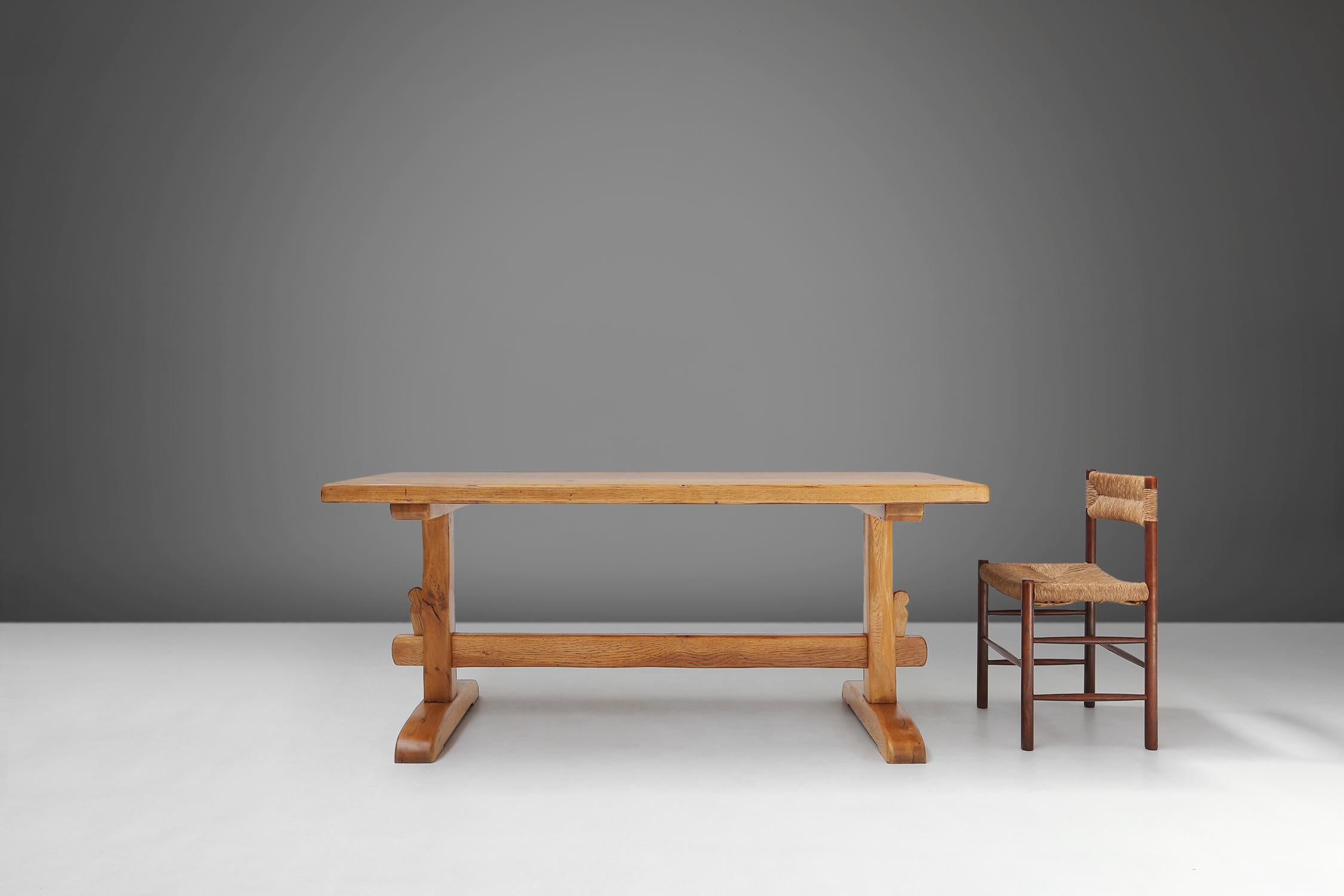 Cette table française est fabriquée en chêne massif des années 1960, ce qui lui confère un aspect chaleureux et naturel.
Le bois présente un beau veinage et une légère patine qui attestent de l'ancienneté et du caractère de la table.

La table a un