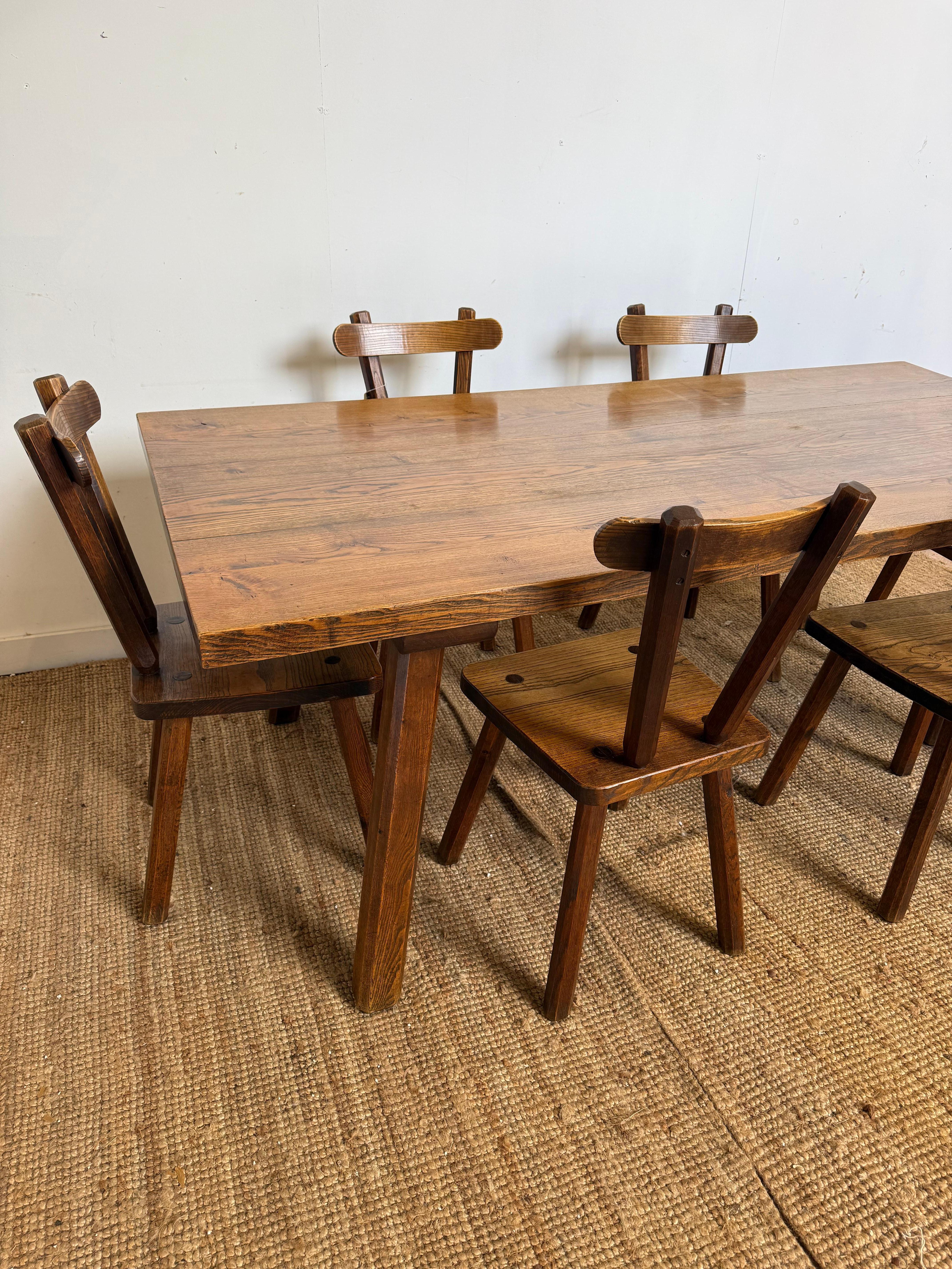Mesa de comedor de roble francés y 6 sillas a juego en venta 4