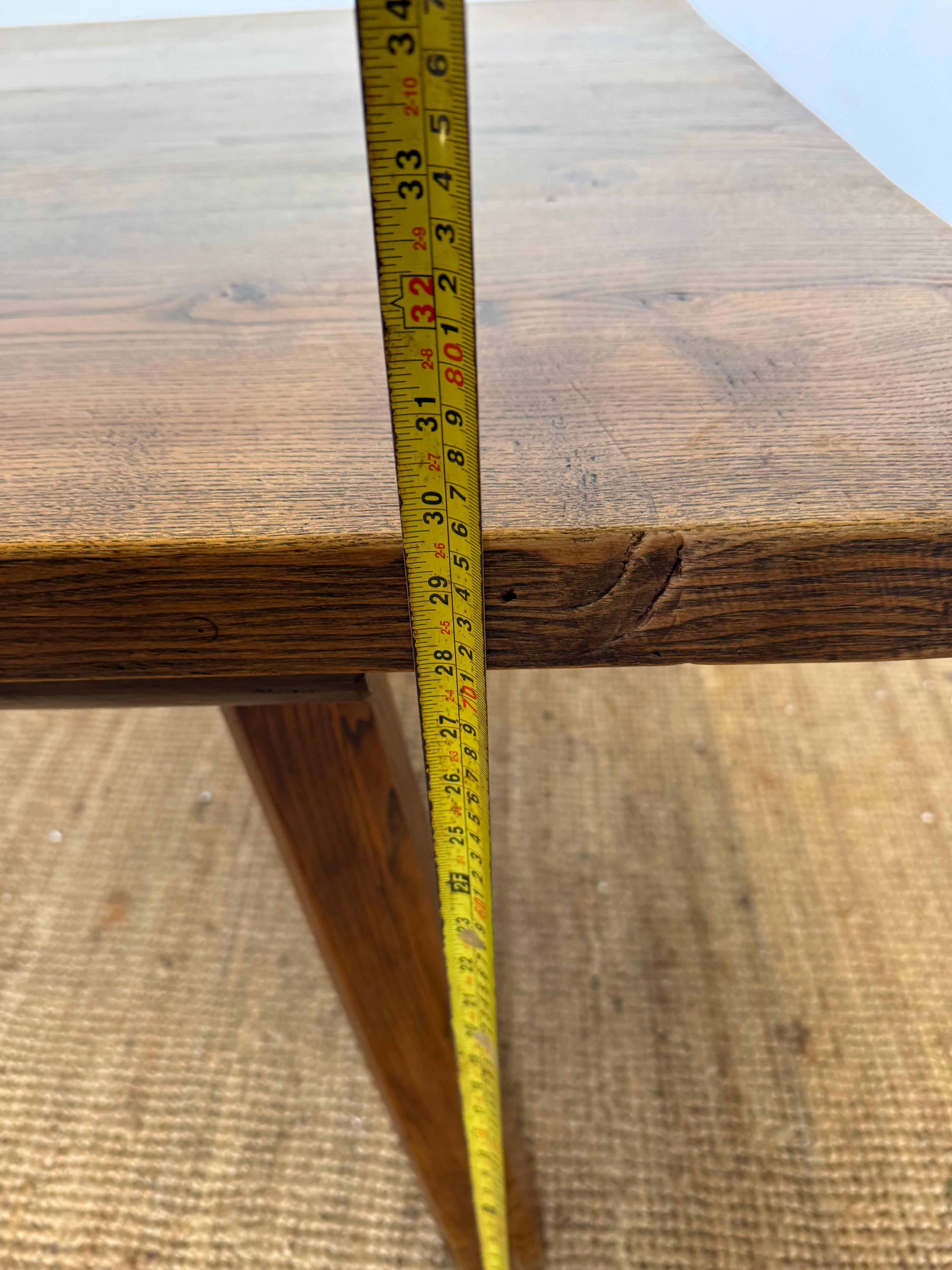 Mesa de comedor de roble francés y 6 sillas a juego en venta 7
