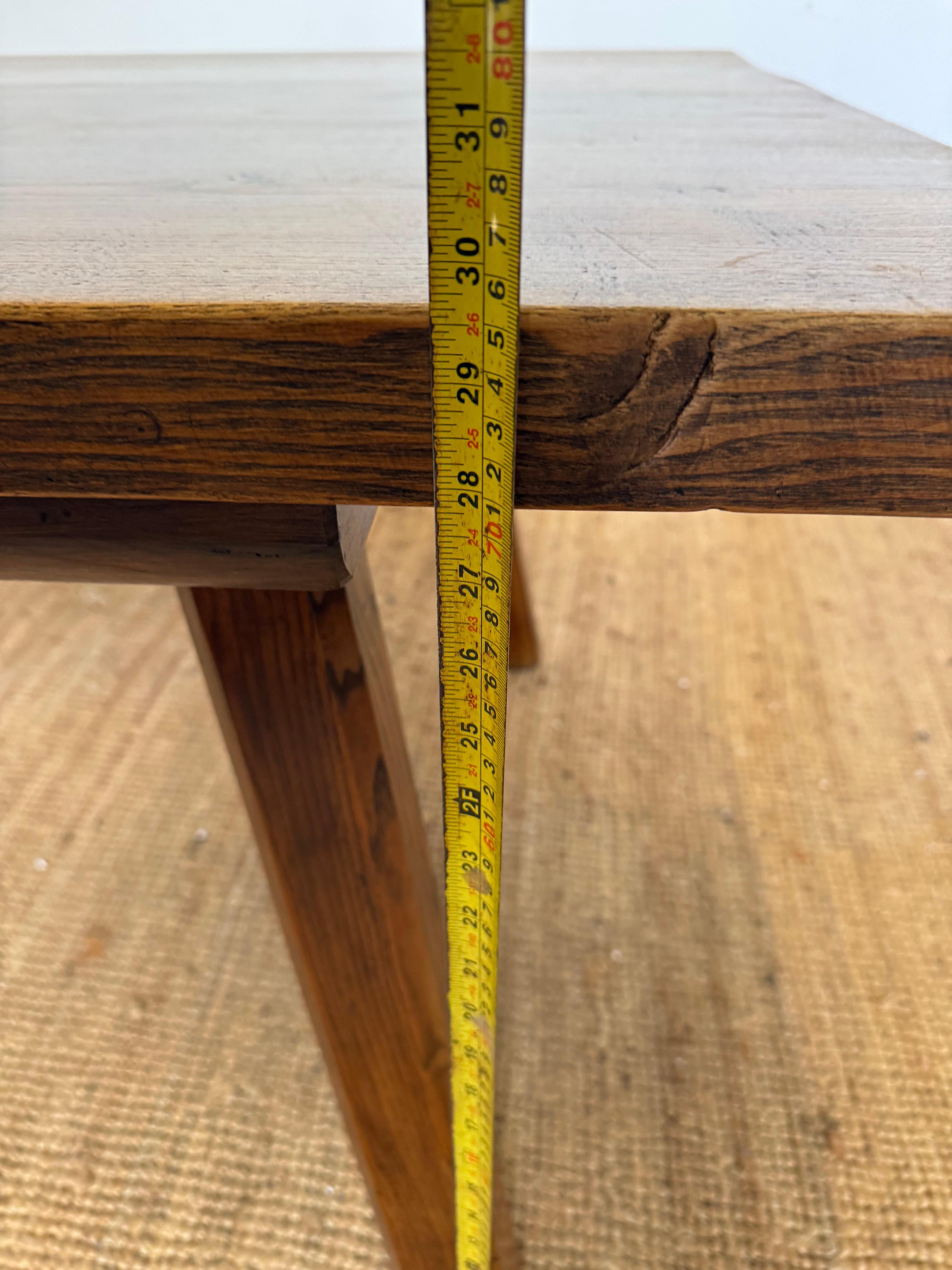 Mesa de comedor de roble francés y 6 sillas a juego en venta 10