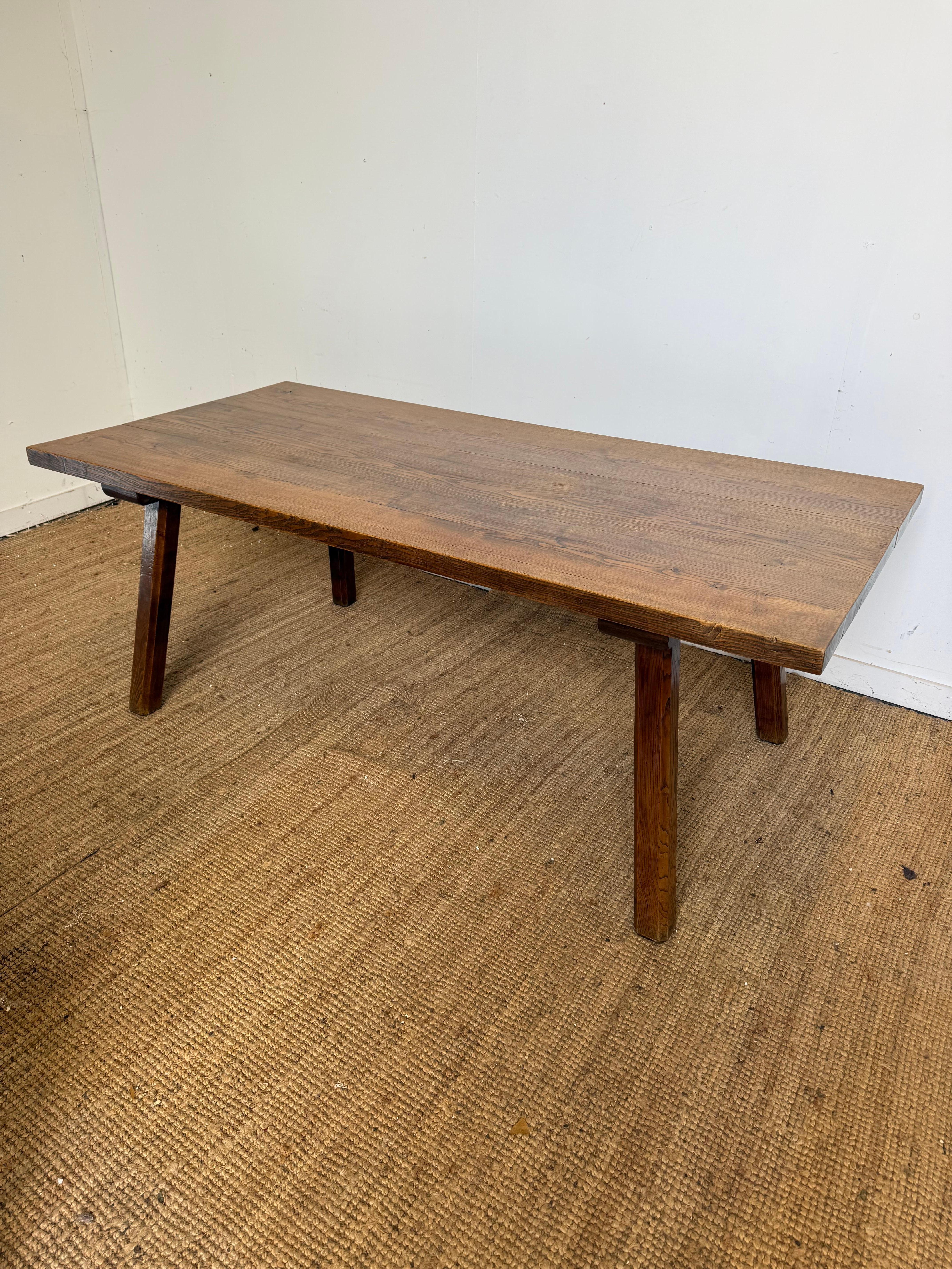 Mesa de granja de roble de mediados de siglo con 6 sillas a juego 

Francés, alrededor de 1960 

anchura 37,5 pulgadas o 95 cms 

longitud 78,5 pulgadas o 200 cms 

altura 29,5 pulgadas o 75 cms 