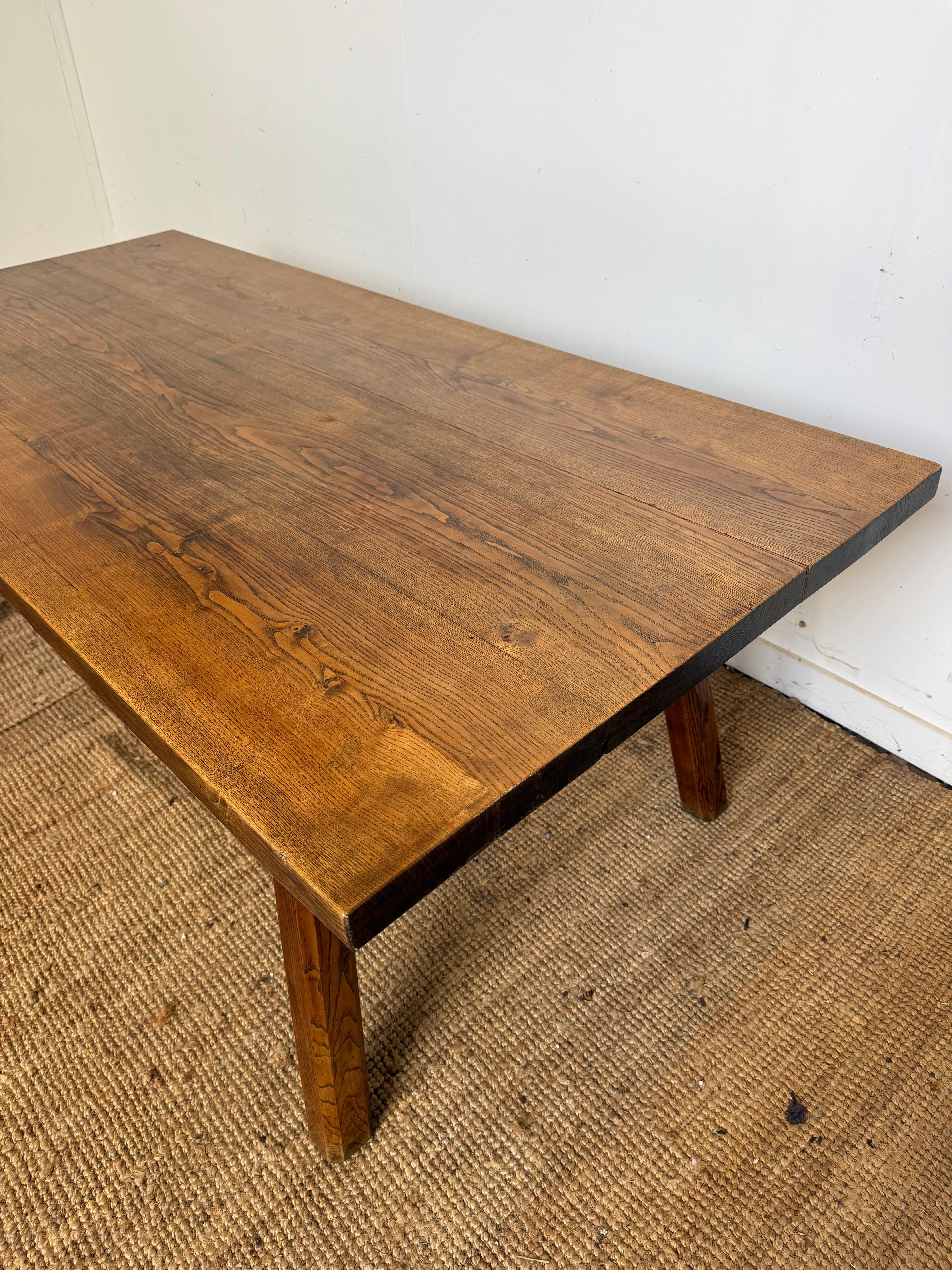 Mesa de comedor de roble francés y 6 sillas a juego Francés en venta