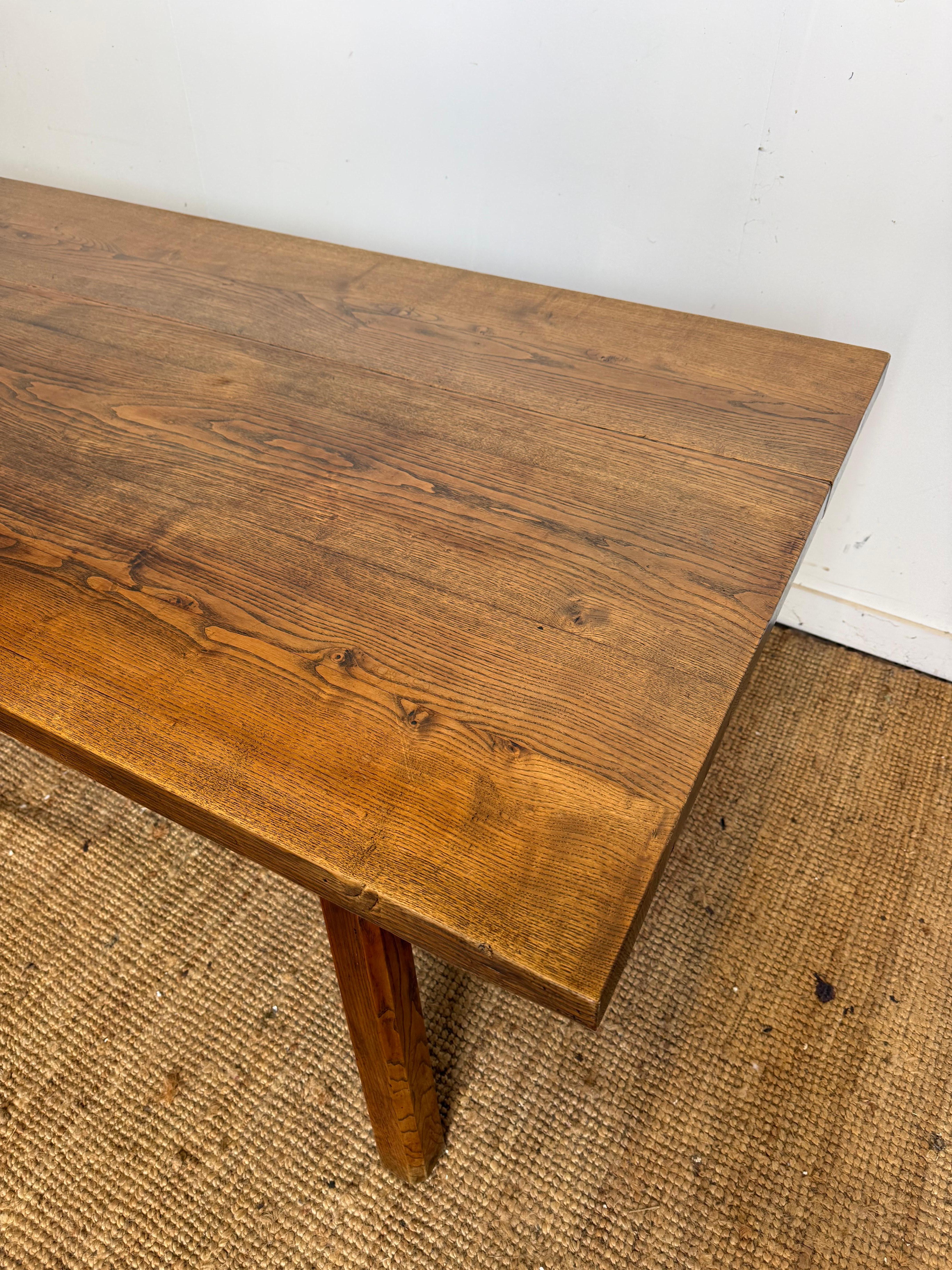 Mesa de comedor de roble francés y 6 sillas a juego en Bueno estado para la venta en Budleigh Salterton, GB