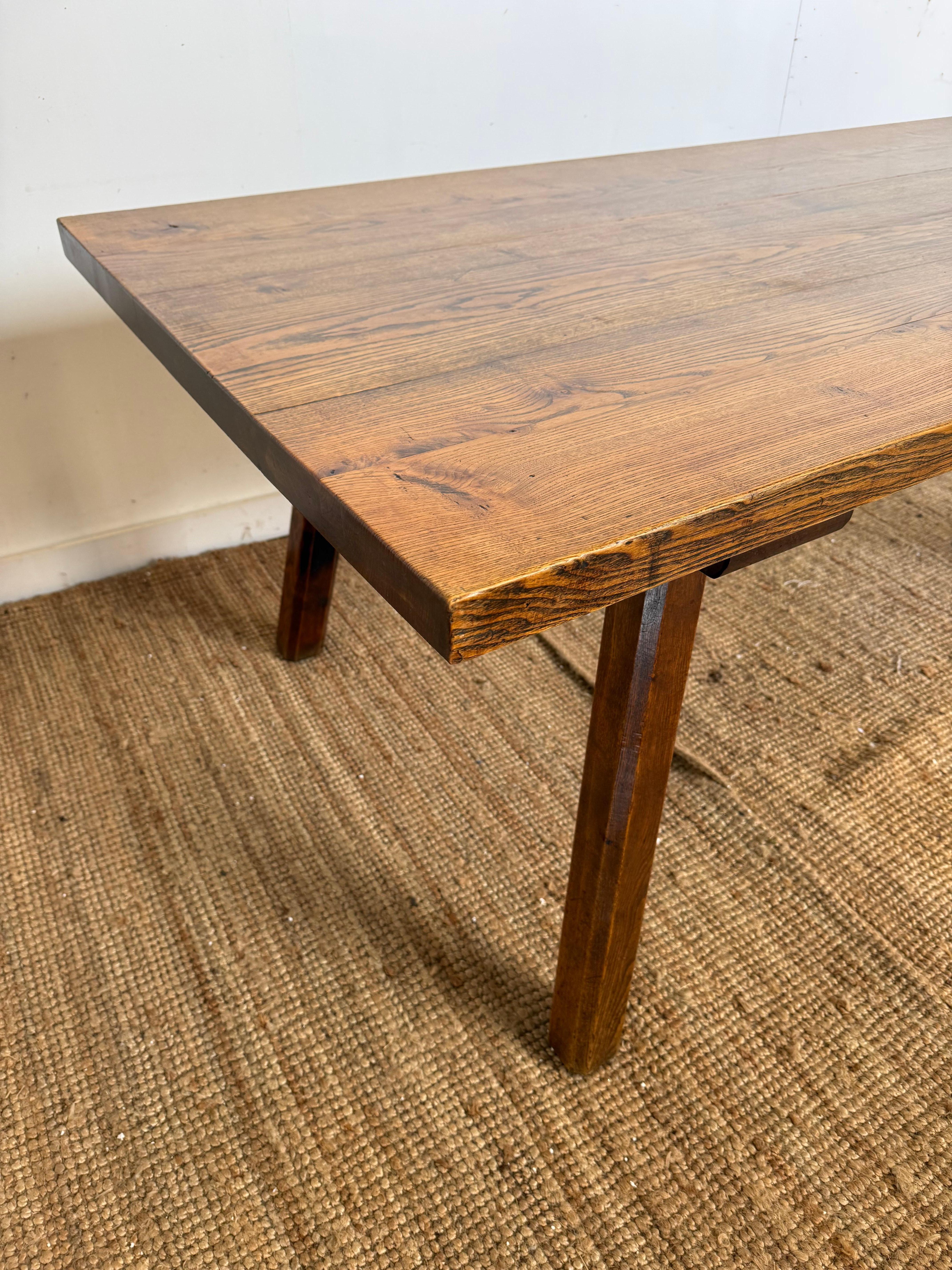 Mesa de comedor de roble francés y 6 sillas a juego mediados del siglo XX en venta