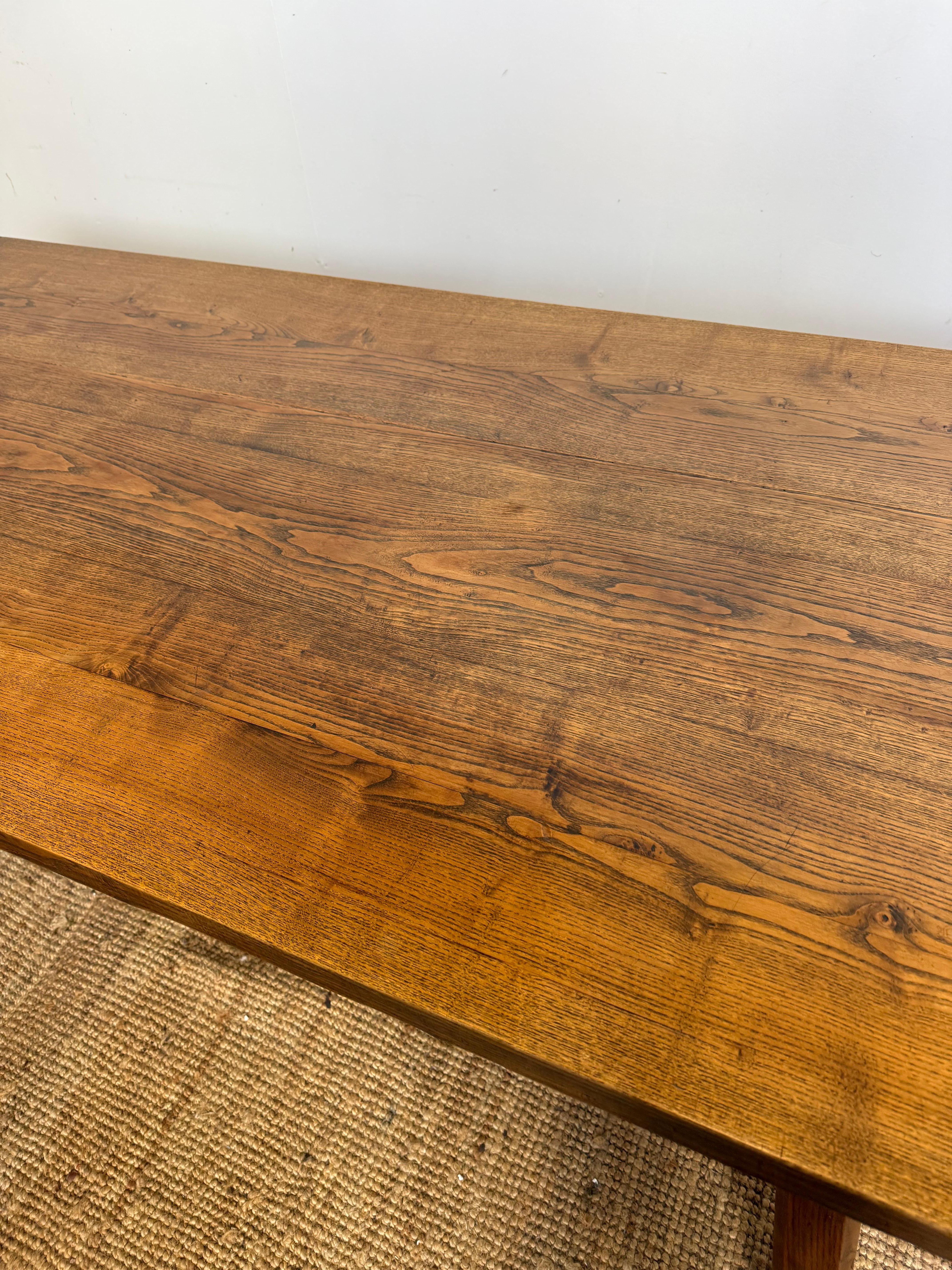 Mesa de comedor de roble francés y 6 sillas a juego en venta 1