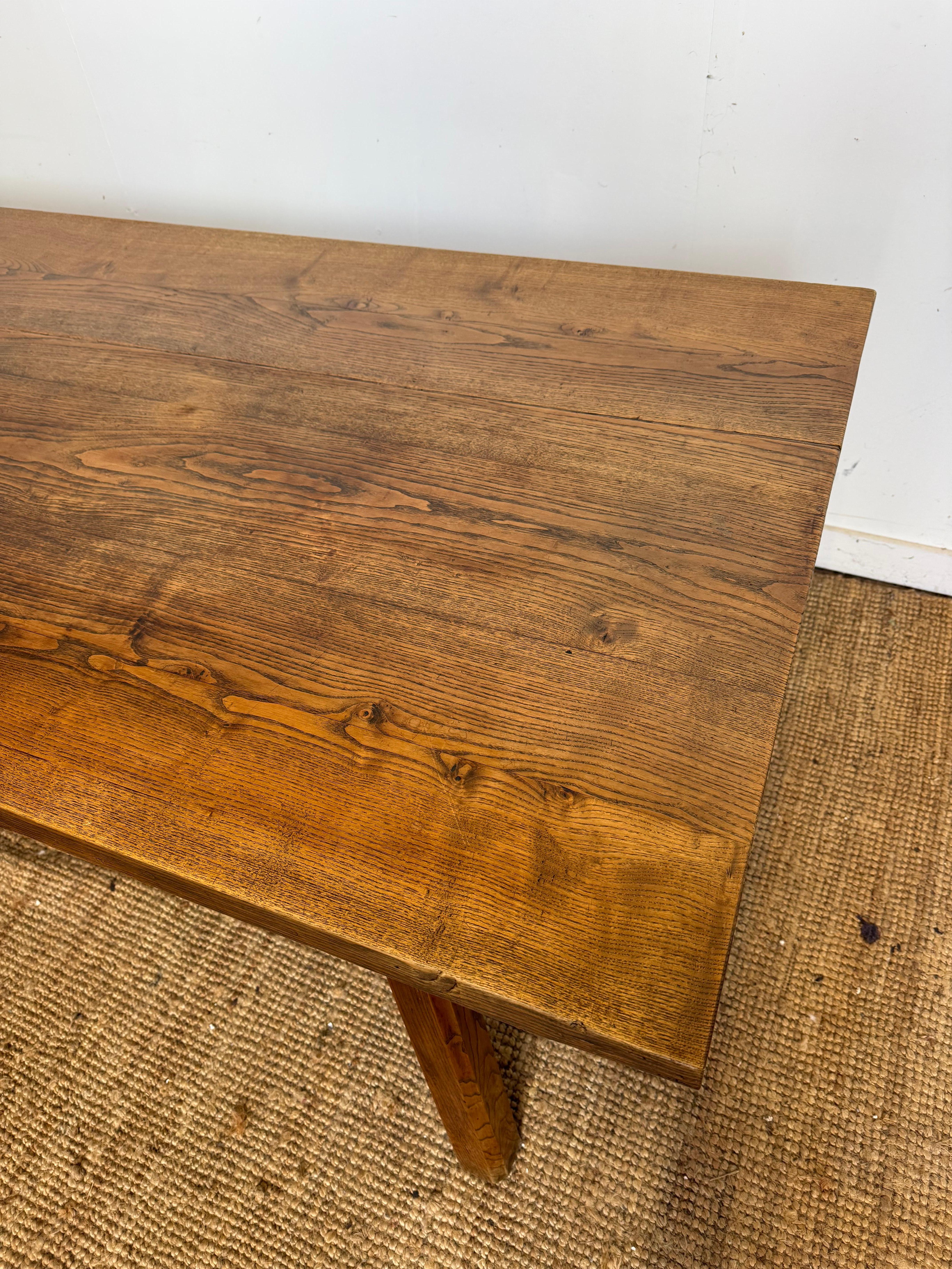Mesa de comedor de roble francés y 6 sillas a juego en venta 2