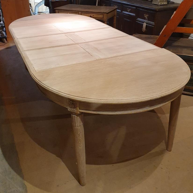 French Oak Dining Table In Good Condition In Leamington Spa, Warwickshire