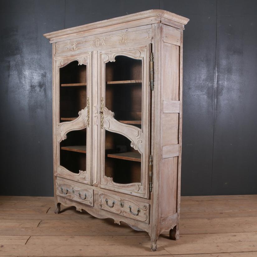 French Oak Display Cabinet / Cupboard In Good Condition In Leamington Spa, Warwickshire