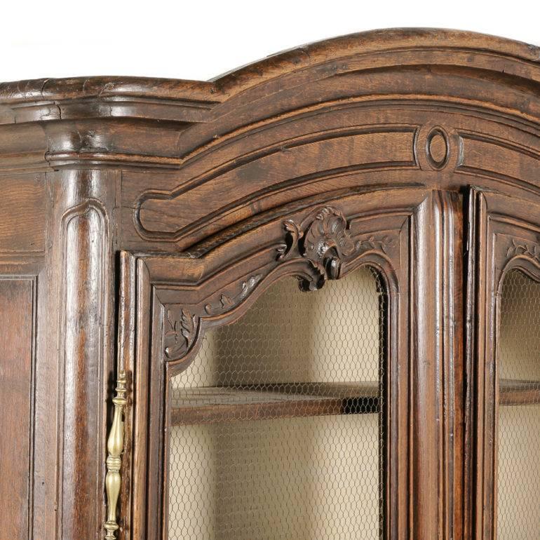 French Oak Display Cabinet In Excellent Condition In Vancouver, British Columbia