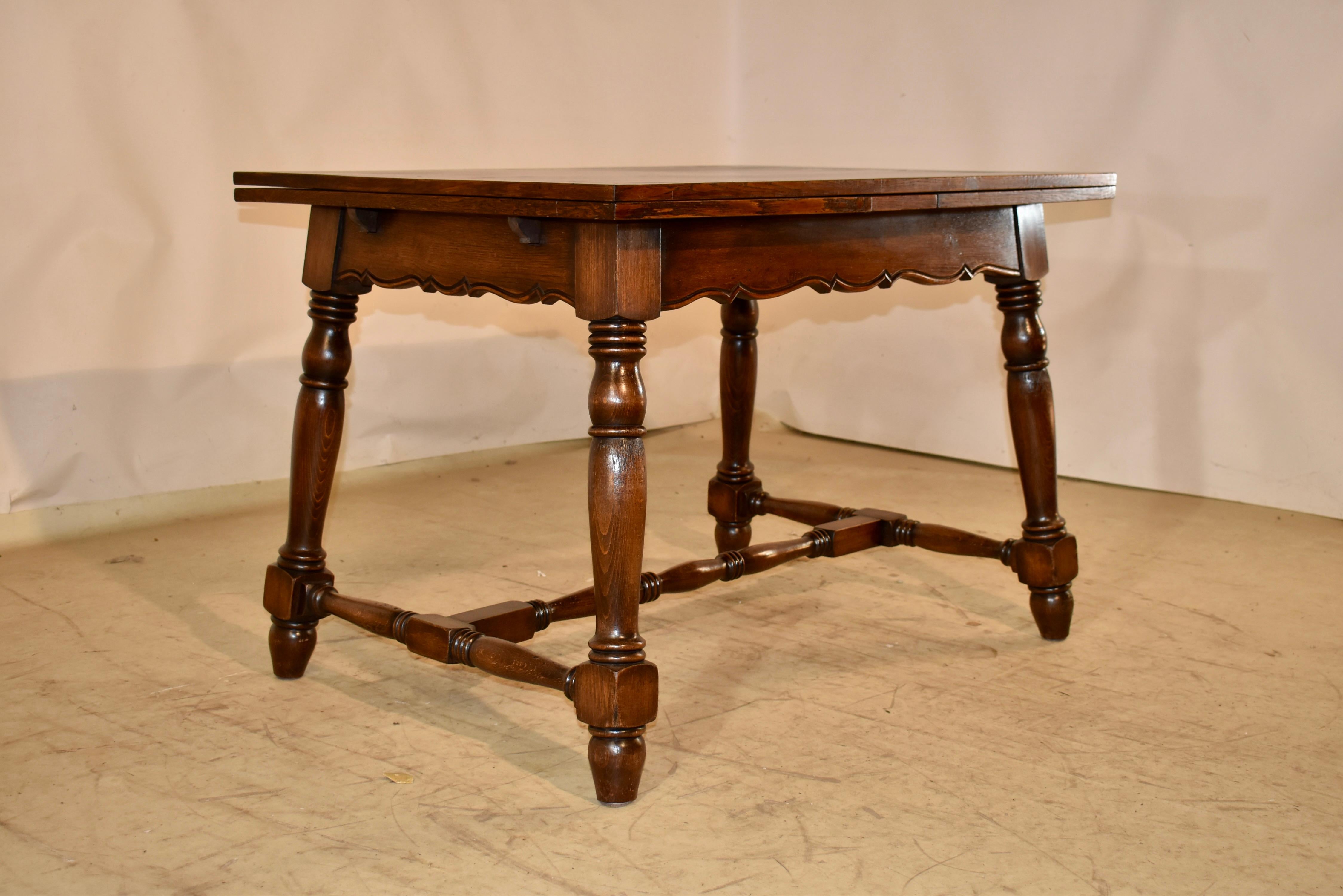 French Oak Draw-Leaf Table, Circa 1900 In Good Condition For Sale In High Point, NC