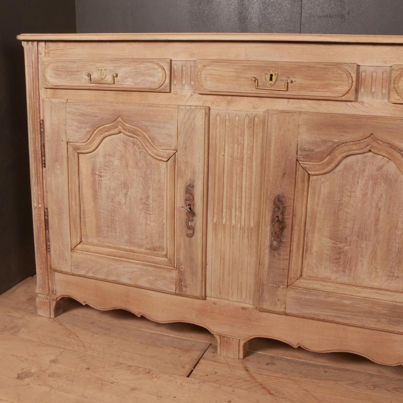 Very good 19th century French oak enfilade, 1820.

Missing handle will be replaced.

Dimensions:
89 inches (226 cms) wide
22.5 inches (57 cms) deep
39 inches (99 cms) high.

 