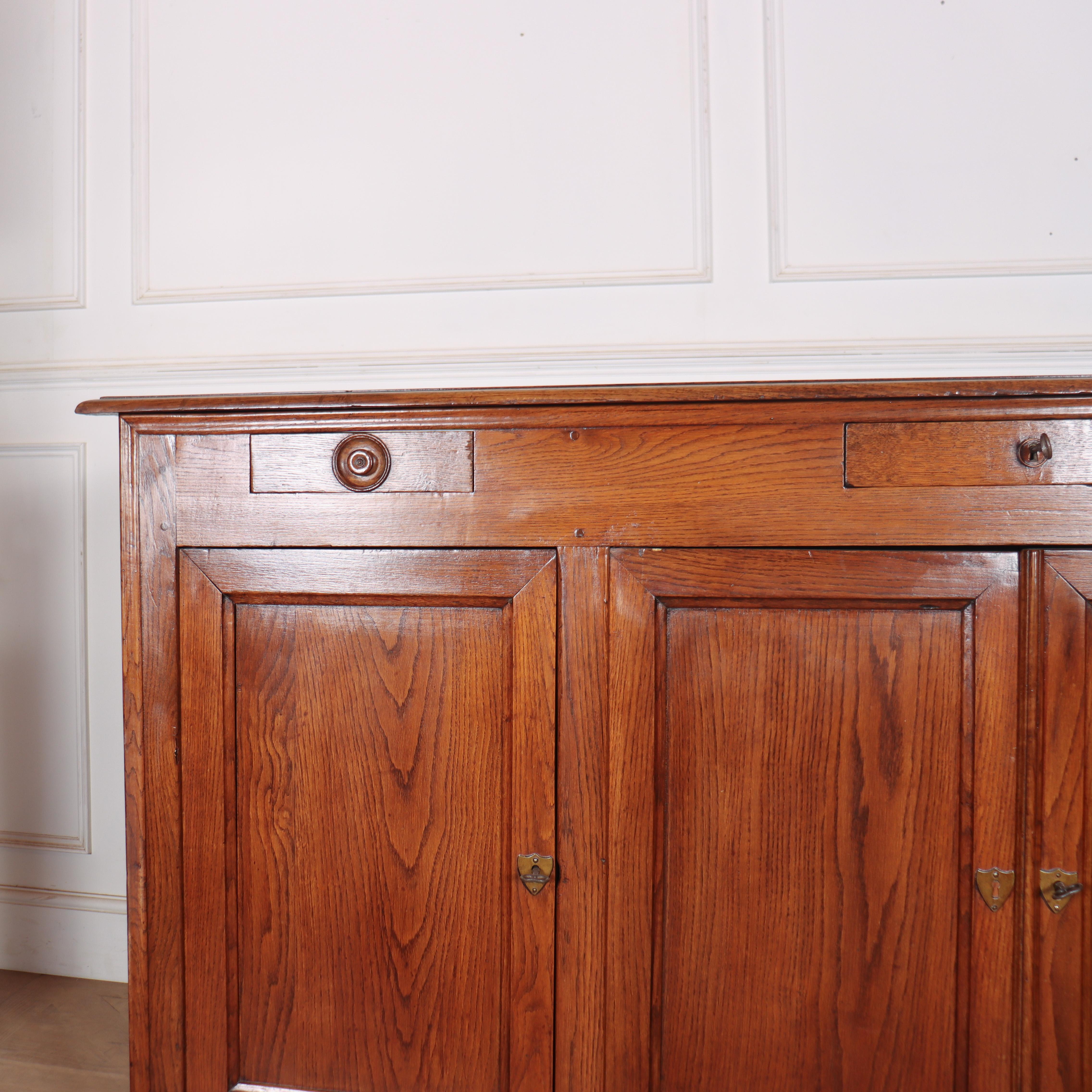 Bonne enfilade en chêne français du début du 19e siècle, avec beaucoup de rangement et une riche couleur. 1830.

Code : 8802

Dimensions :
W: 78