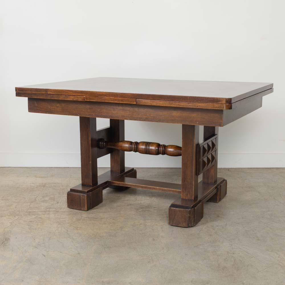 Incredibile tavolo da pranzo in legno di Charles Dudouyt, realizzato in Francia, anni '40. Ampio piano rettangolare in parquet con spesse gambe in legno intagliato su una base a piedistallo. La finitura appena rinfrescata mostra un'ottima età e