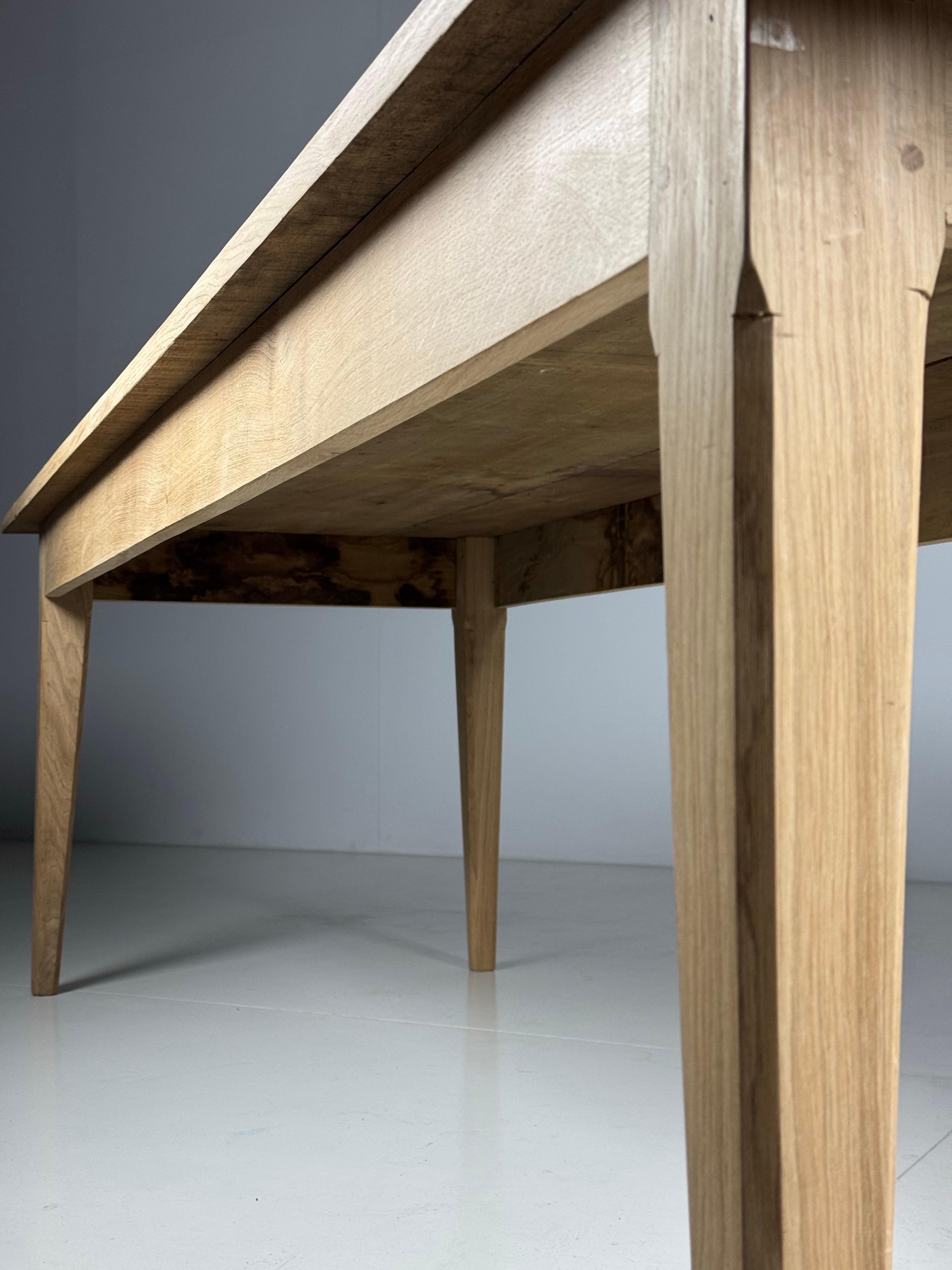 Table de salle à manger française très soignée. Fabriqué en chêne massif, à l'ancienne.

Comme neuf. Quelques légères traces d'utilisation ici et là (voir photos). La partie supérieure peut présenter quelques petits nœuds à divers
