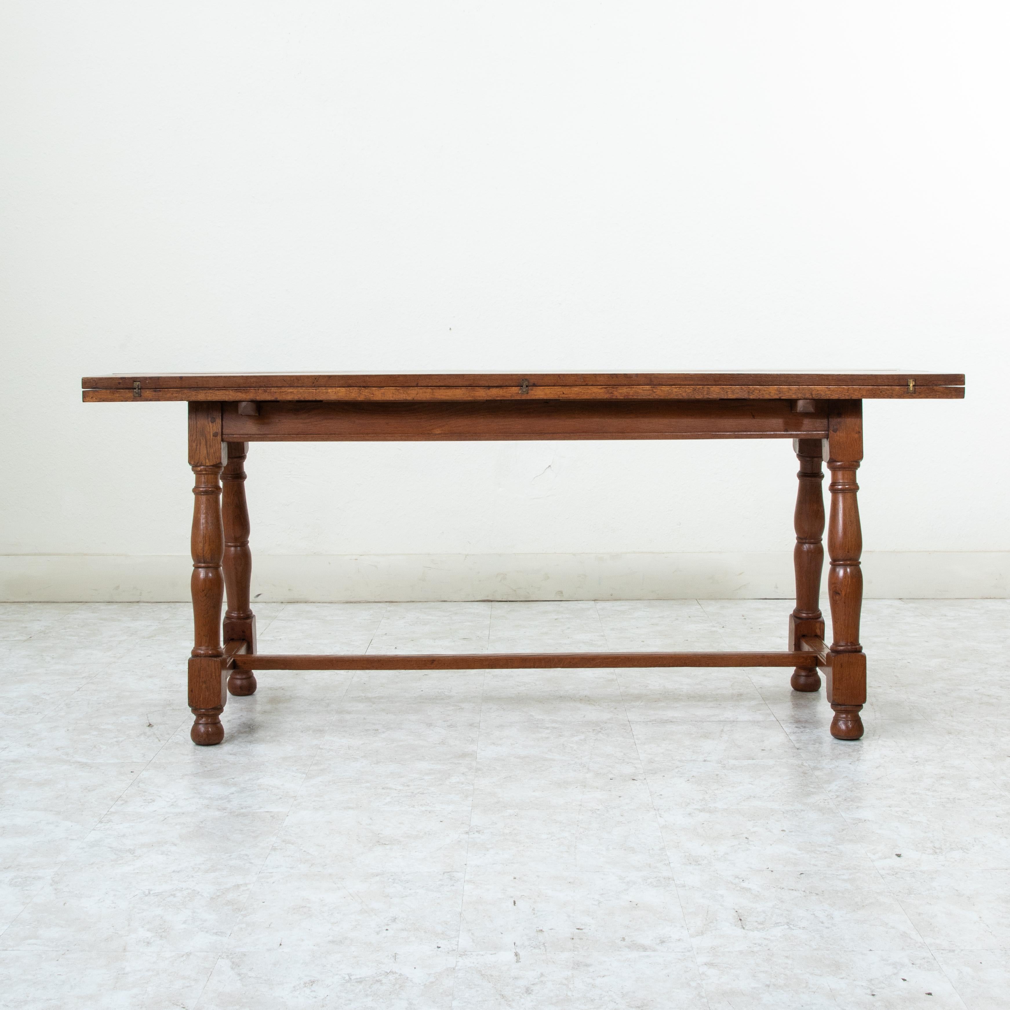 French Oak Folding Hunt Table, Console, Sofa Table, Dining Table, c. 1900 In Good Condition For Sale In Fayetteville, AR