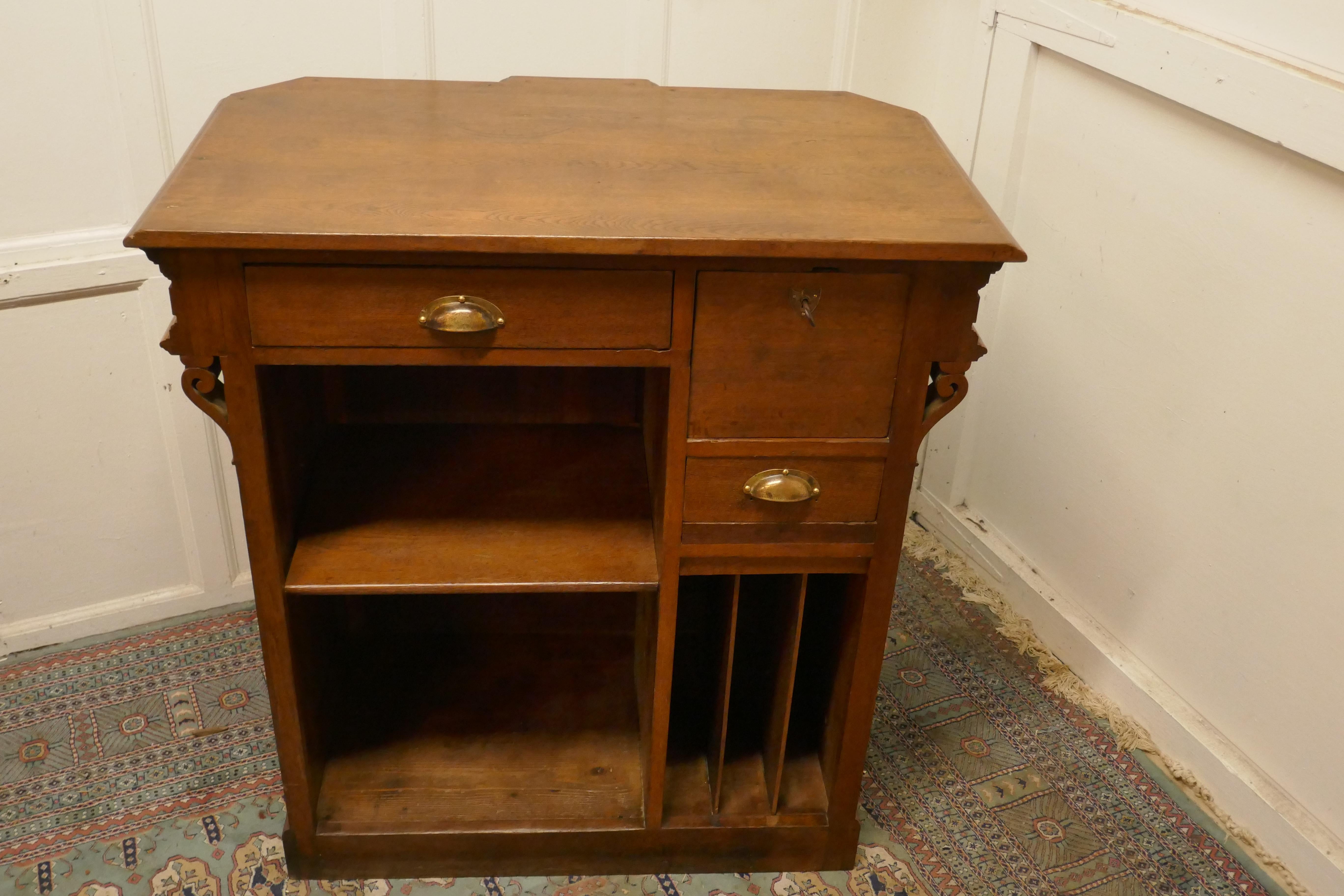 French Oak Hotel Restaurant Reception Hostess Greeting Station, Greeter In Good Condition In Godshill, Isle of Wight