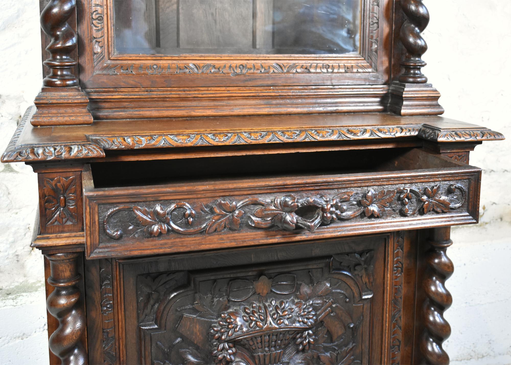 Vetrina di caccia francese in Oak Oak Vitrine stile Luigi XIII in vendita 2
