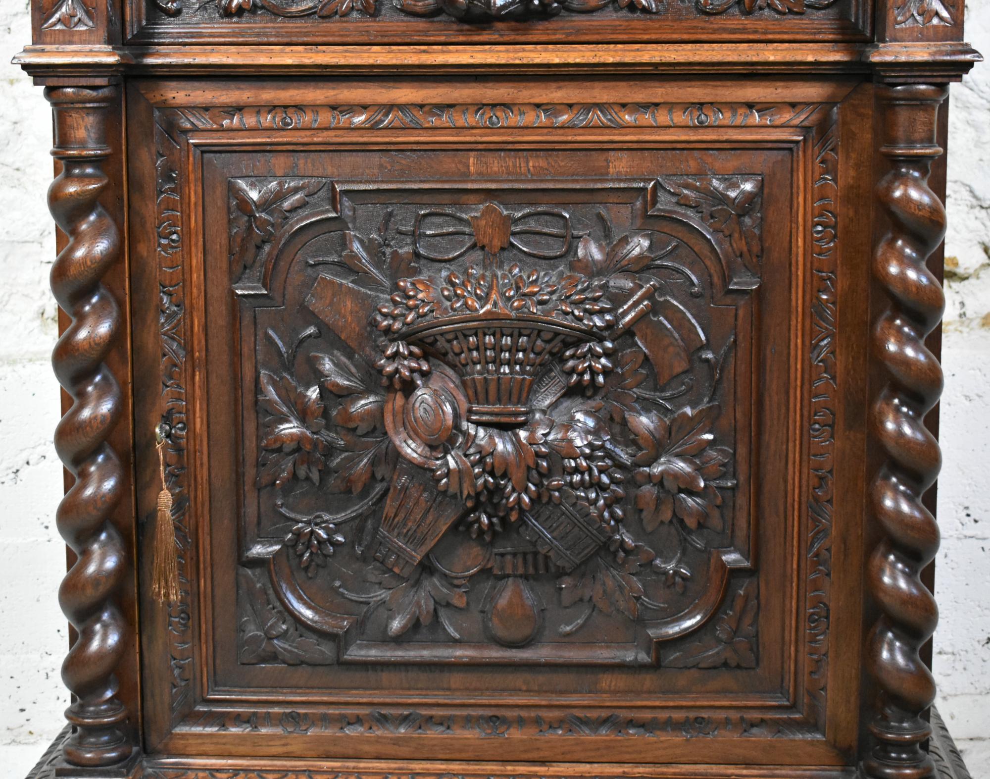 Vetrina di caccia francese in Oak Oak Vitrine stile Luigi XIII in vendita 4