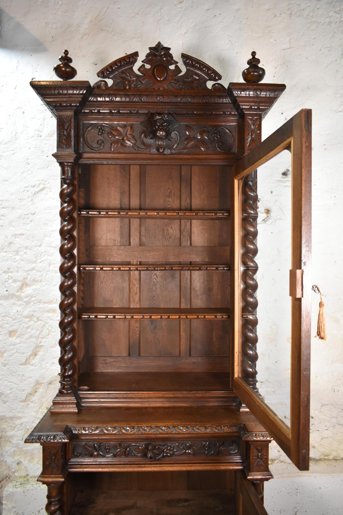 Vetrina di caccia francese in Oak Oak Vitrine stile Luigi XIII in vendita 8
