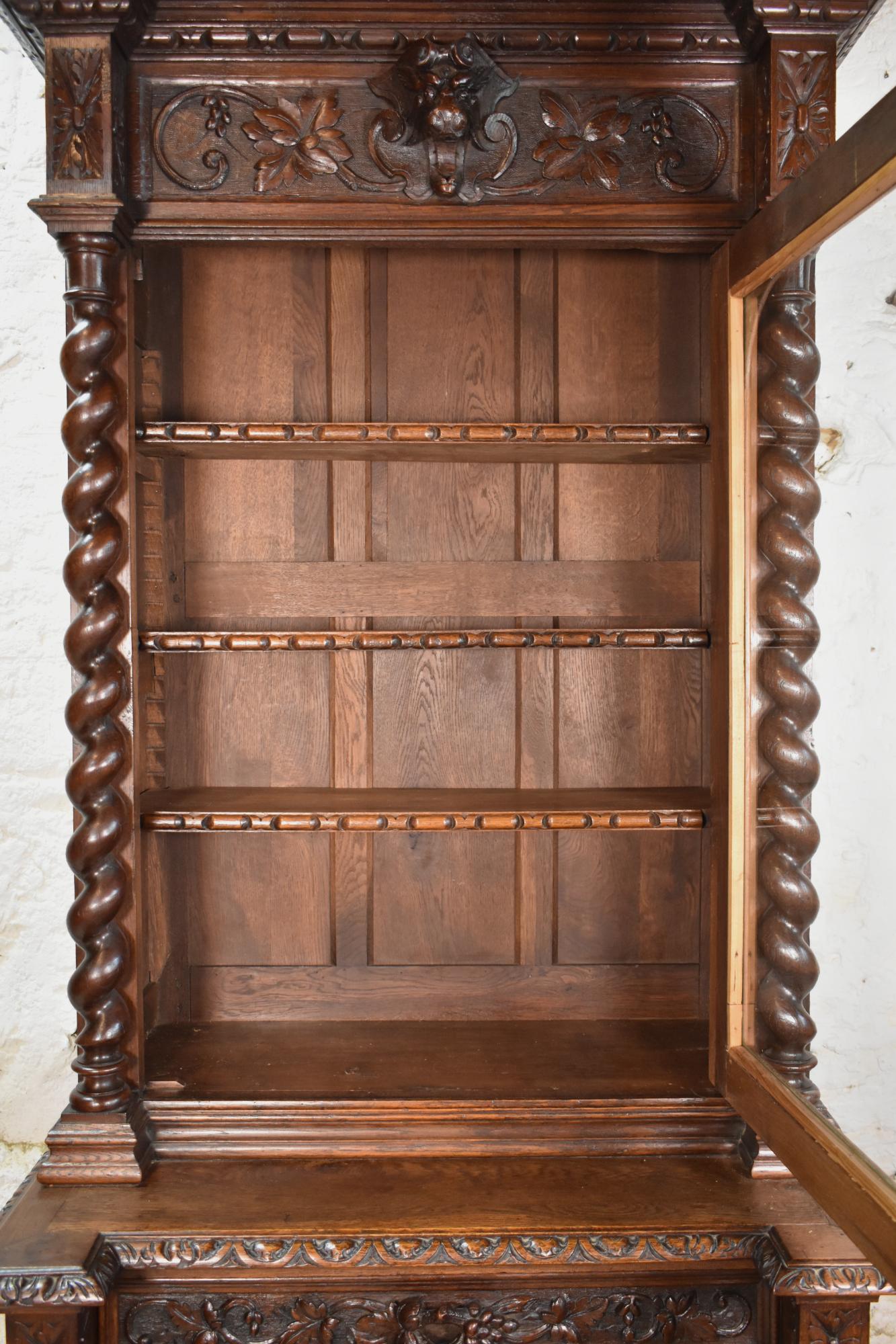 Vetrina di caccia francese in Oak Oak Vitrine stile Luigi XIII in vendita 9