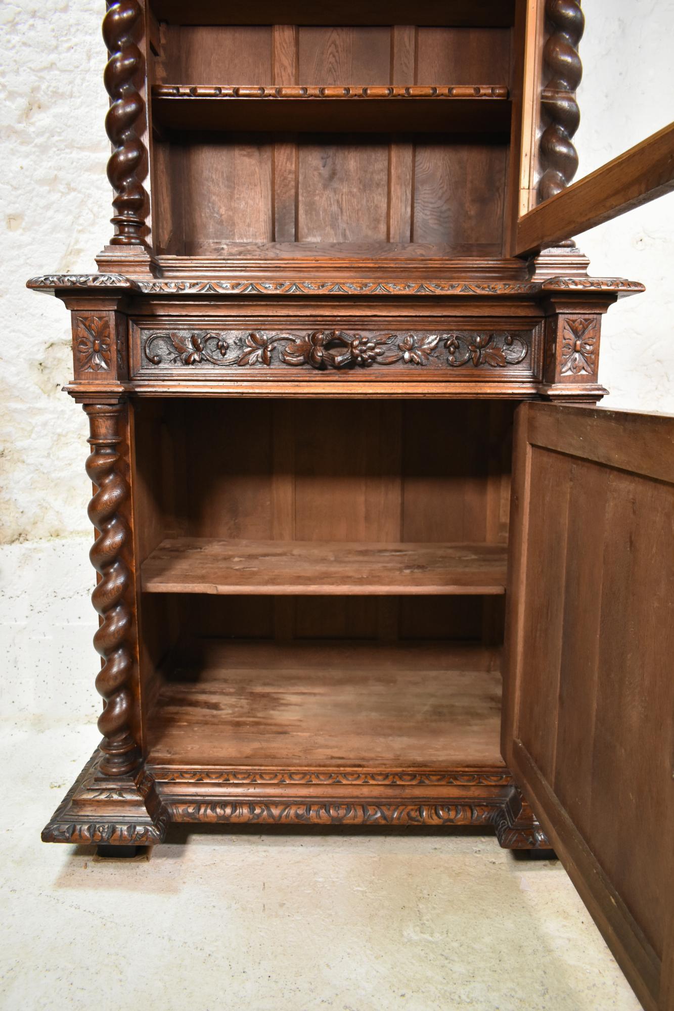 Vetrina di caccia francese in Oak Oak Vitrine stile Luigi XIII in vendita 10